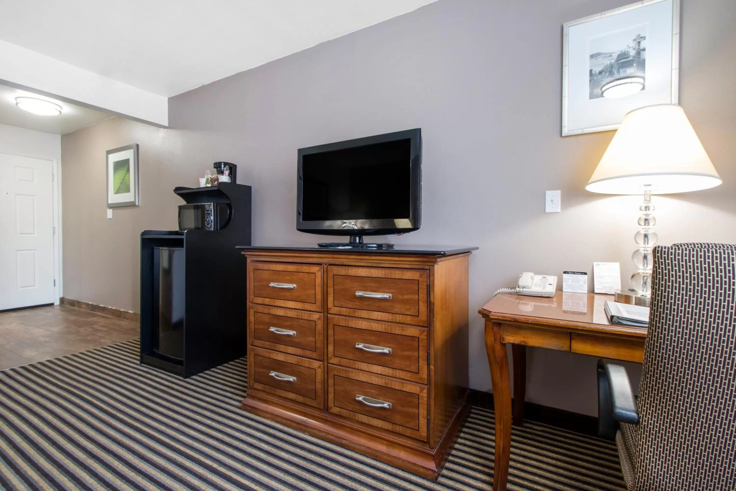 Bedroom in Ramada Bayside Inn & Suites Eureka