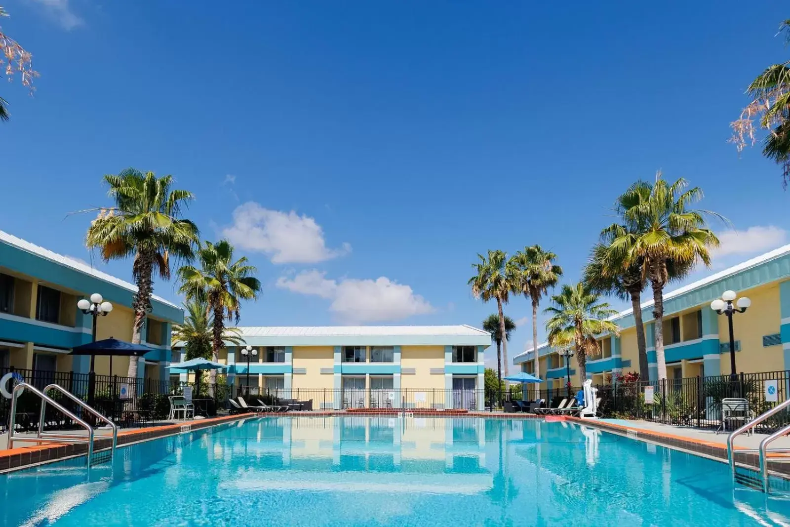 Swimming Pool in Garnet Inn & Suites, Orlando