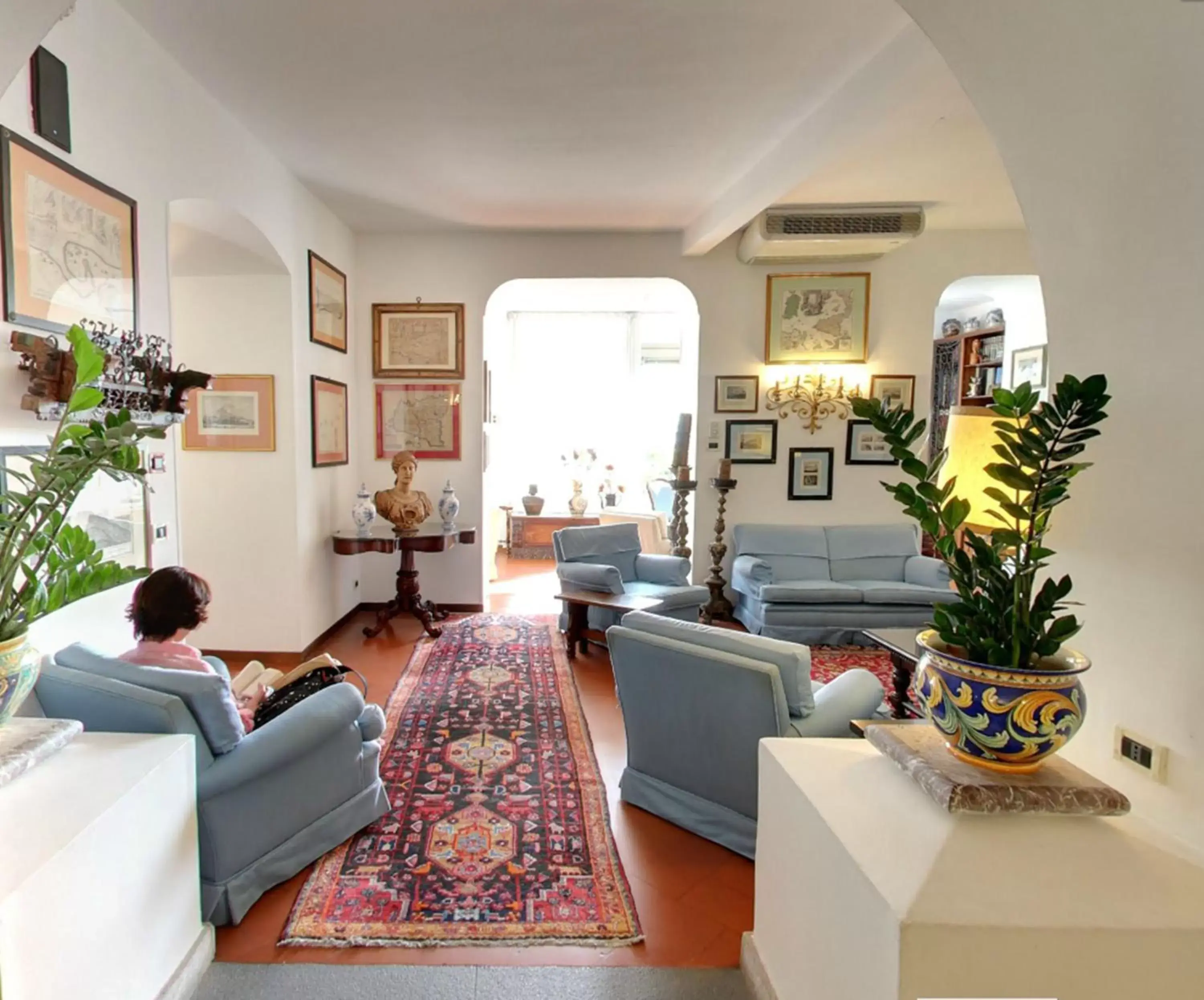 Communal lounge/ TV room in Hotel Villa Paradiso