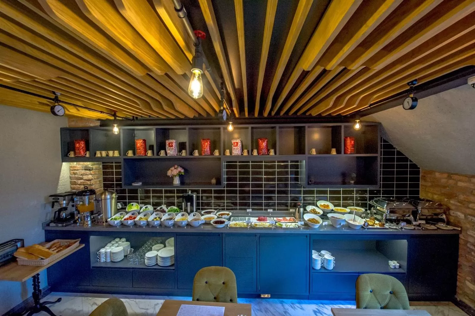 Restaurant/places to eat in Homelike Hotel