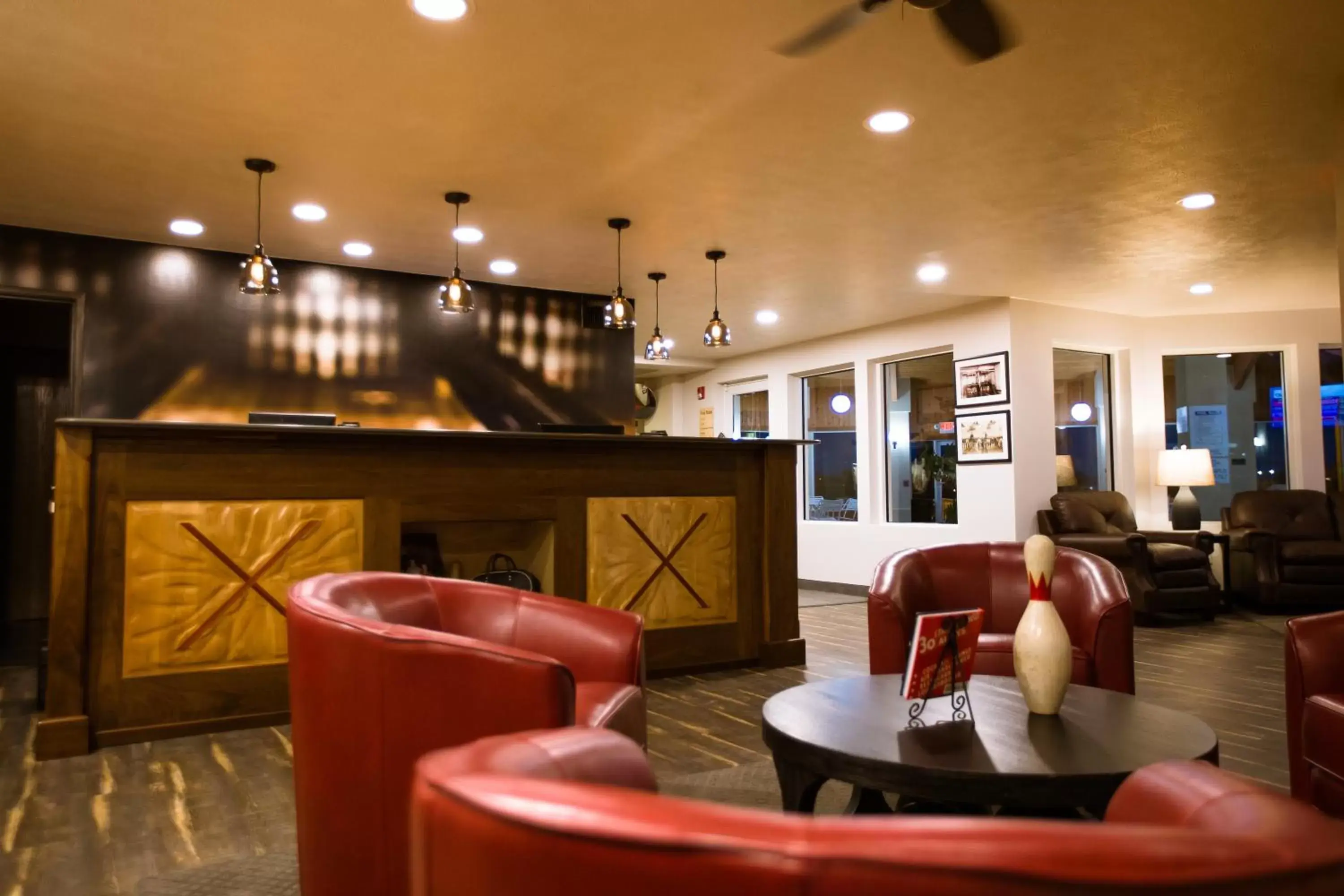 Lobby or reception, Lounge/Bar in Ten Pin Inn & Suites