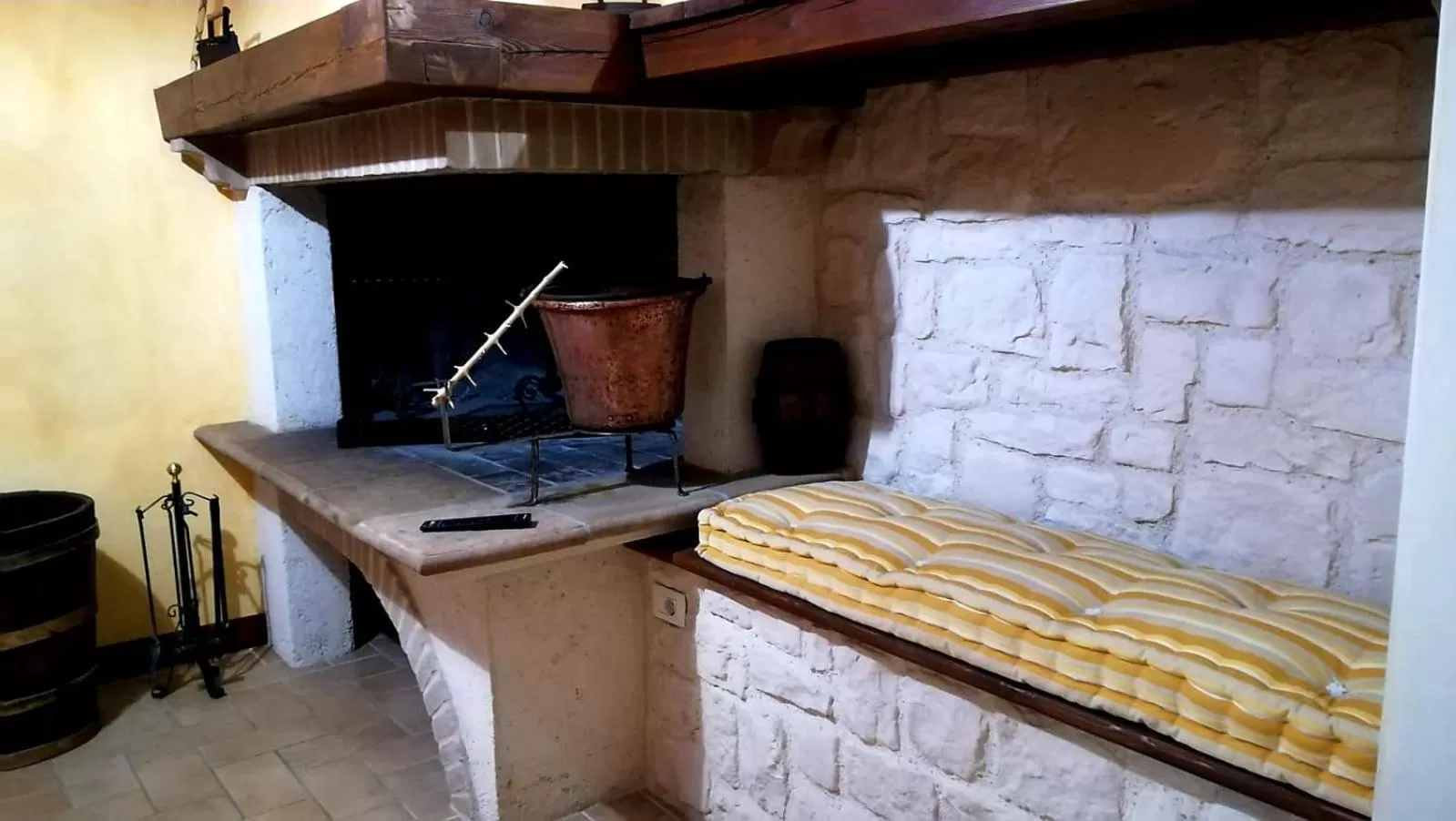 Communal lounge/ TV room in B&B Fonte Vena