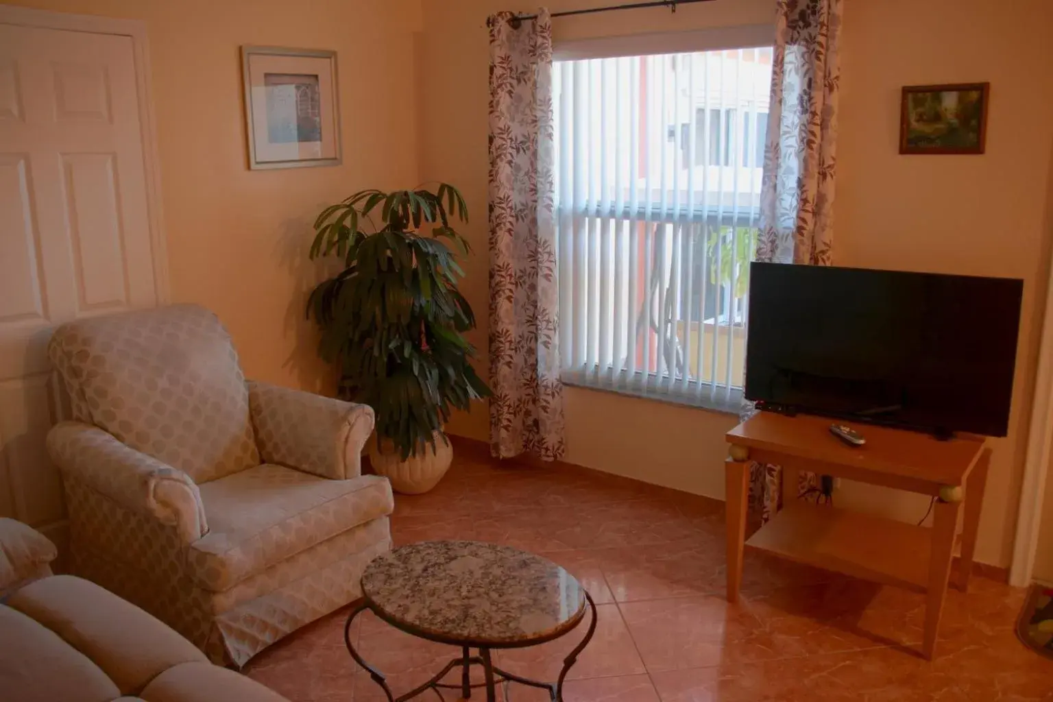 Living room, TV/Entertainment Center in Lago Mar Motel and Apartments