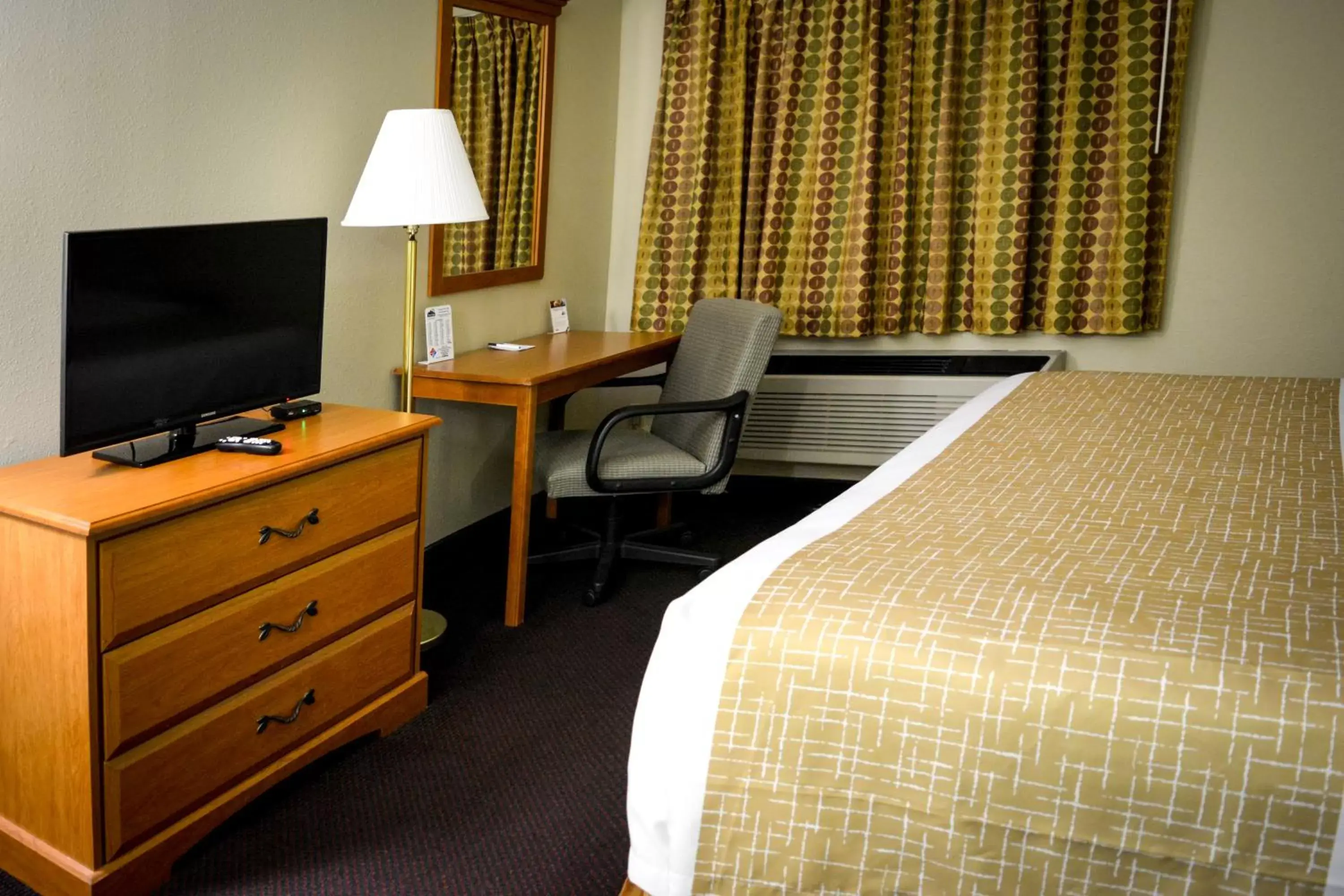 Photo of the whole room, Bed in Travelodge by Wyndham St. Louis