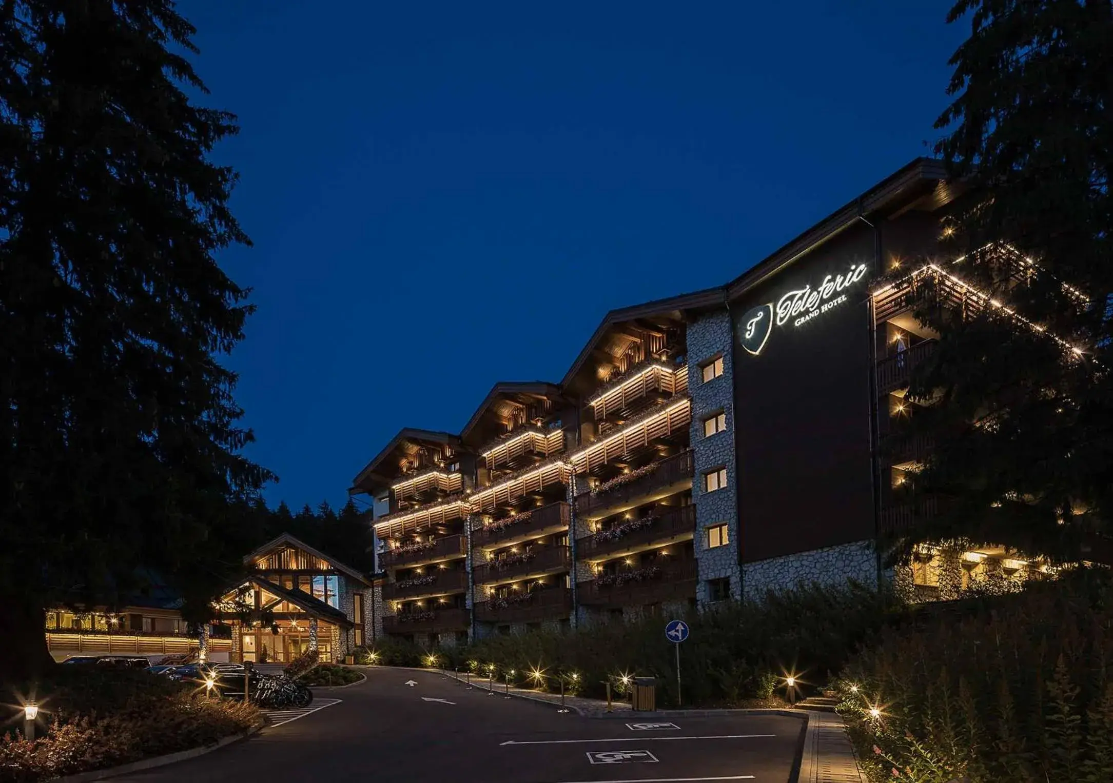 Facade/entrance, Property Building in Teleferic Grand Hotel