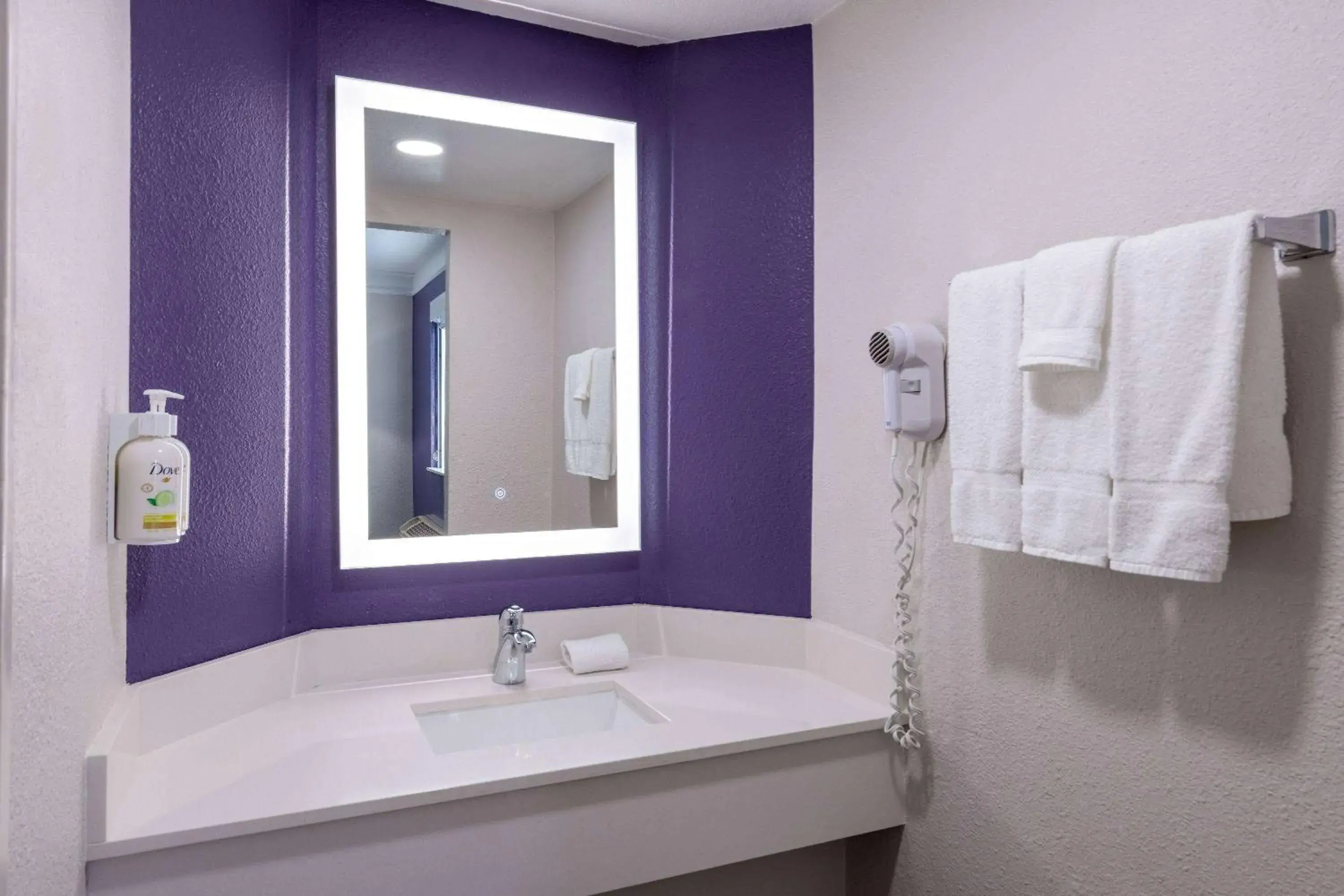 TV and multimedia, Bathroom in La Quinta Inn & Suites by Wyndham Kansas City Lenexa