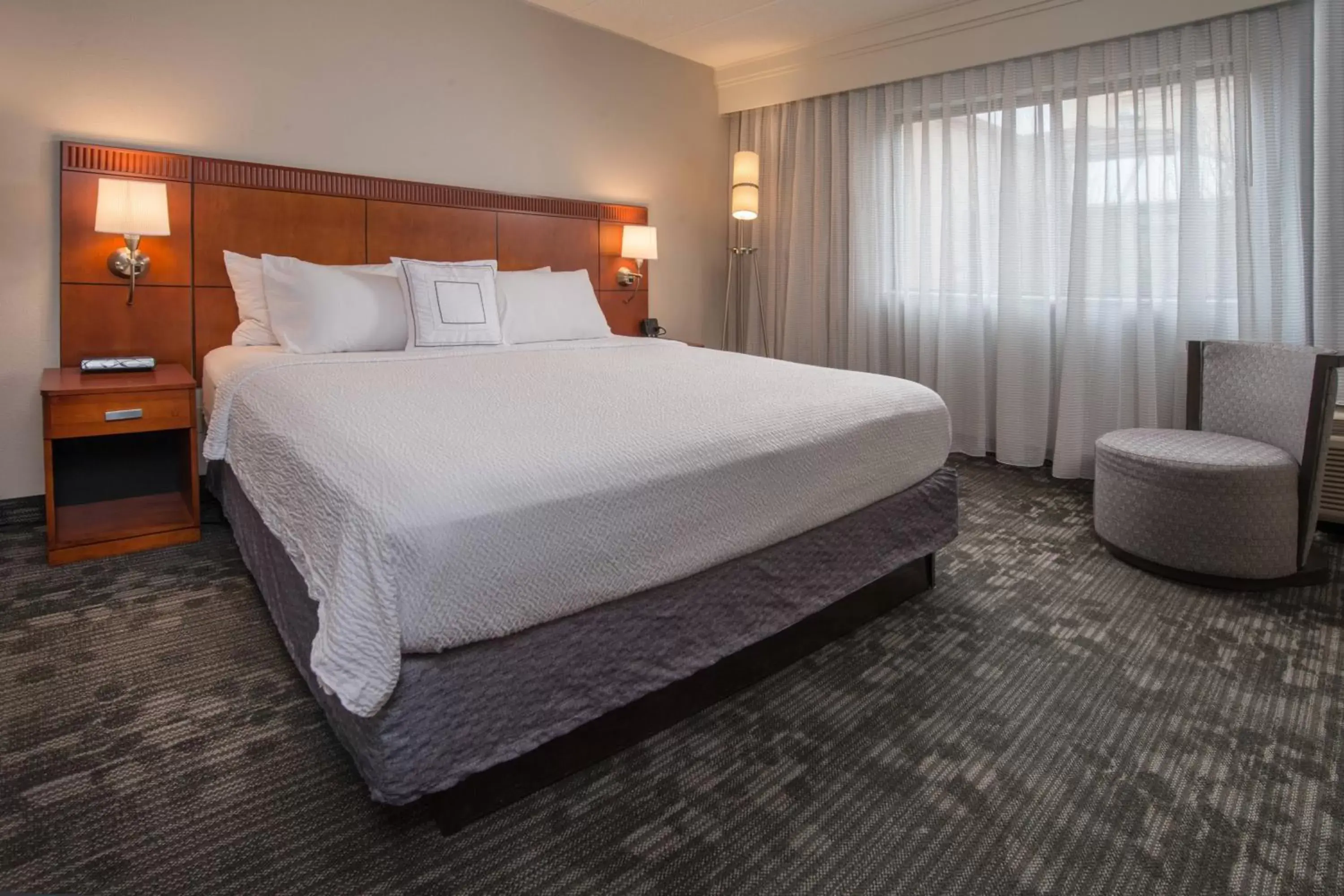 Photo of the whole room, Bed in Courtyard by Marriott Fairfax Fair Oaks