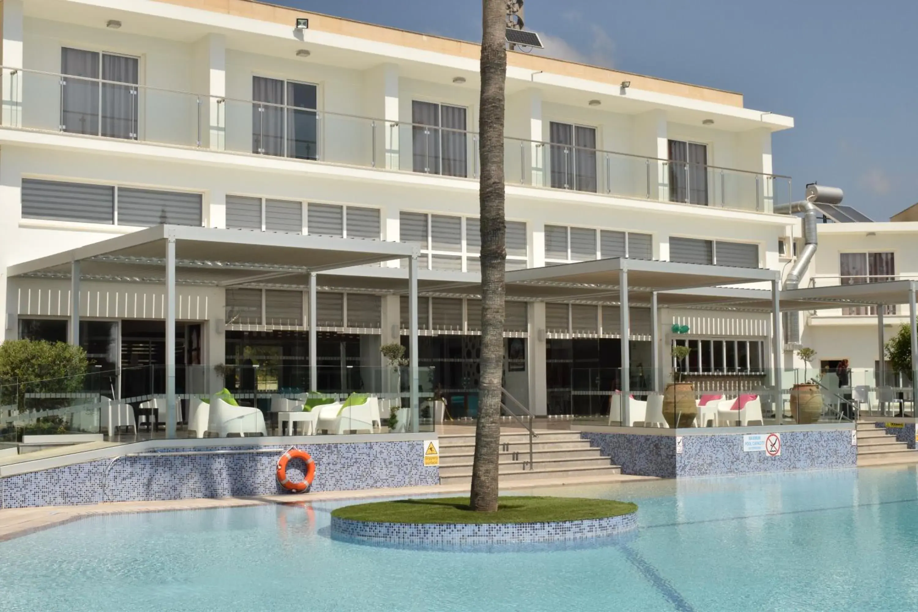 Swimming Pool in Fedrania Gardens Hotel