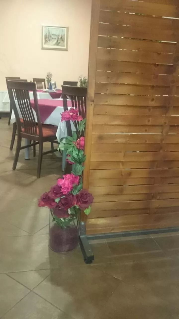 Restaurant/places to eat in Lugarnica