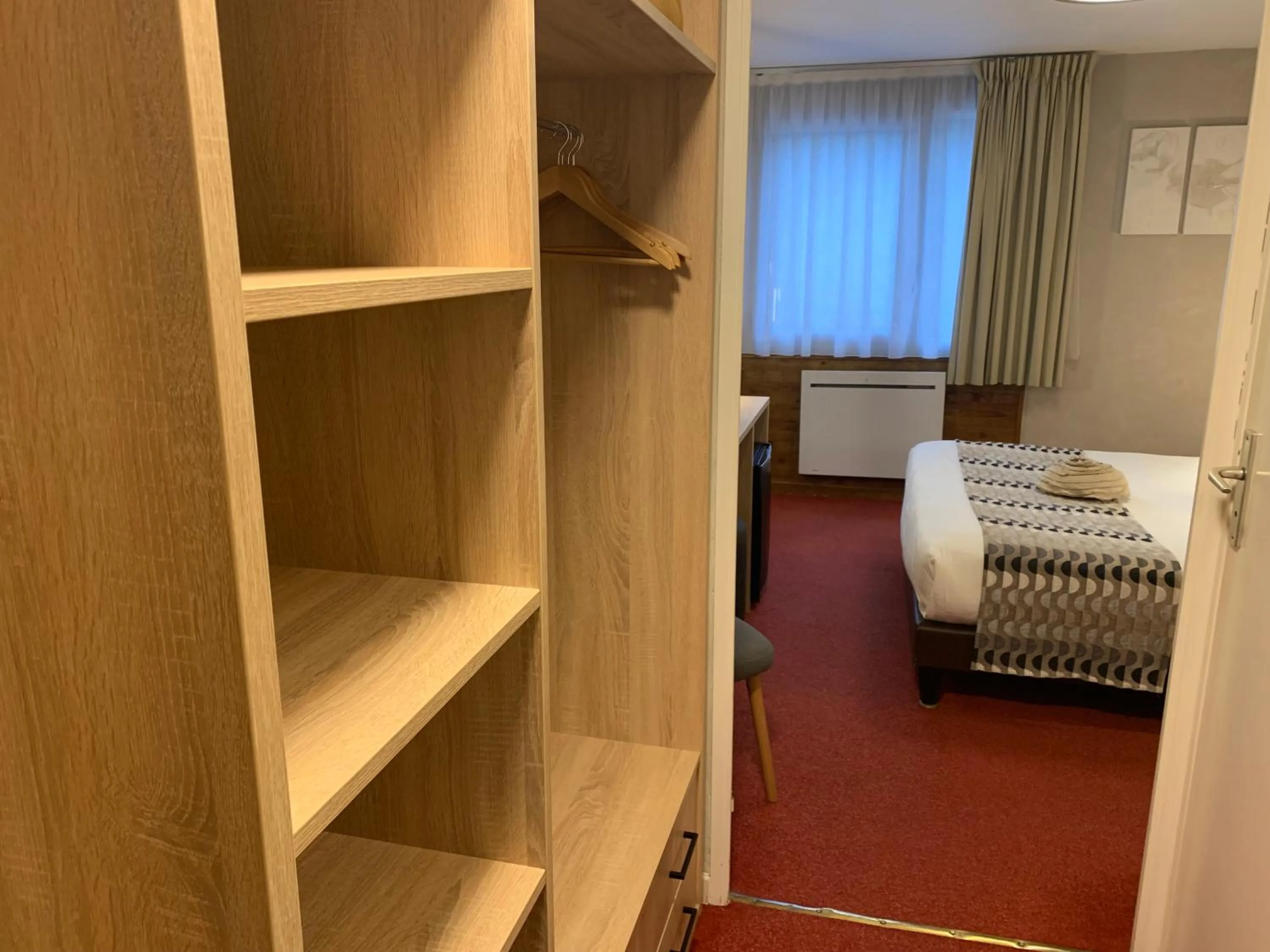 Bed in Logis Hotel Le Lac