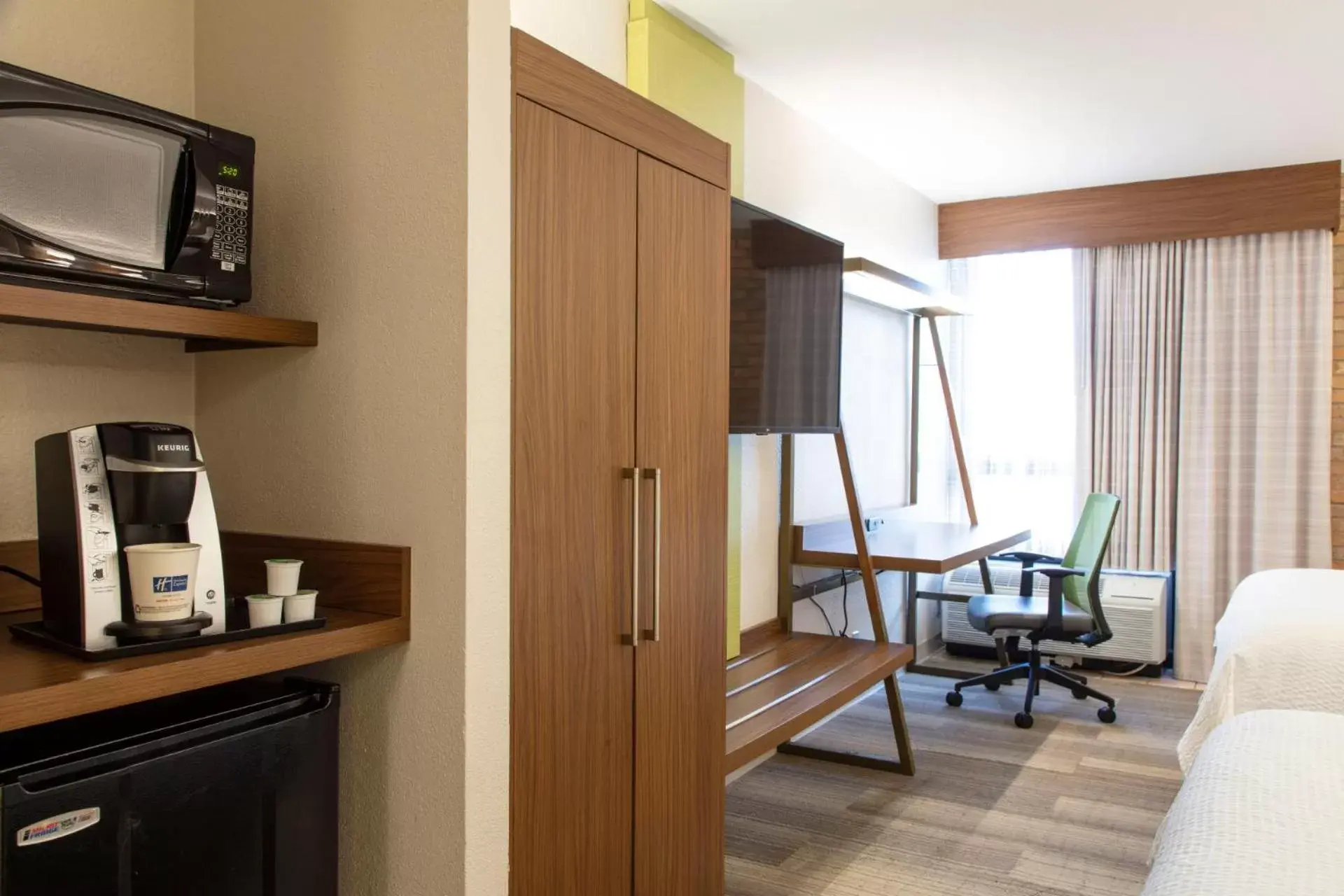 Coffee/tea facilities, TV/Entertainment Center in Holiday Inn Express - San Antonio Airport, an IHG Hotel