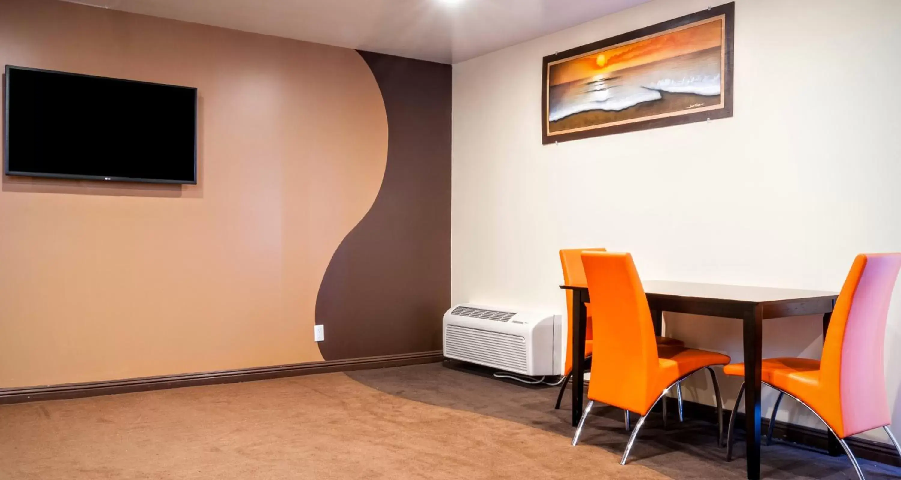 Living room, Dining Area in Redondo Pier Inn