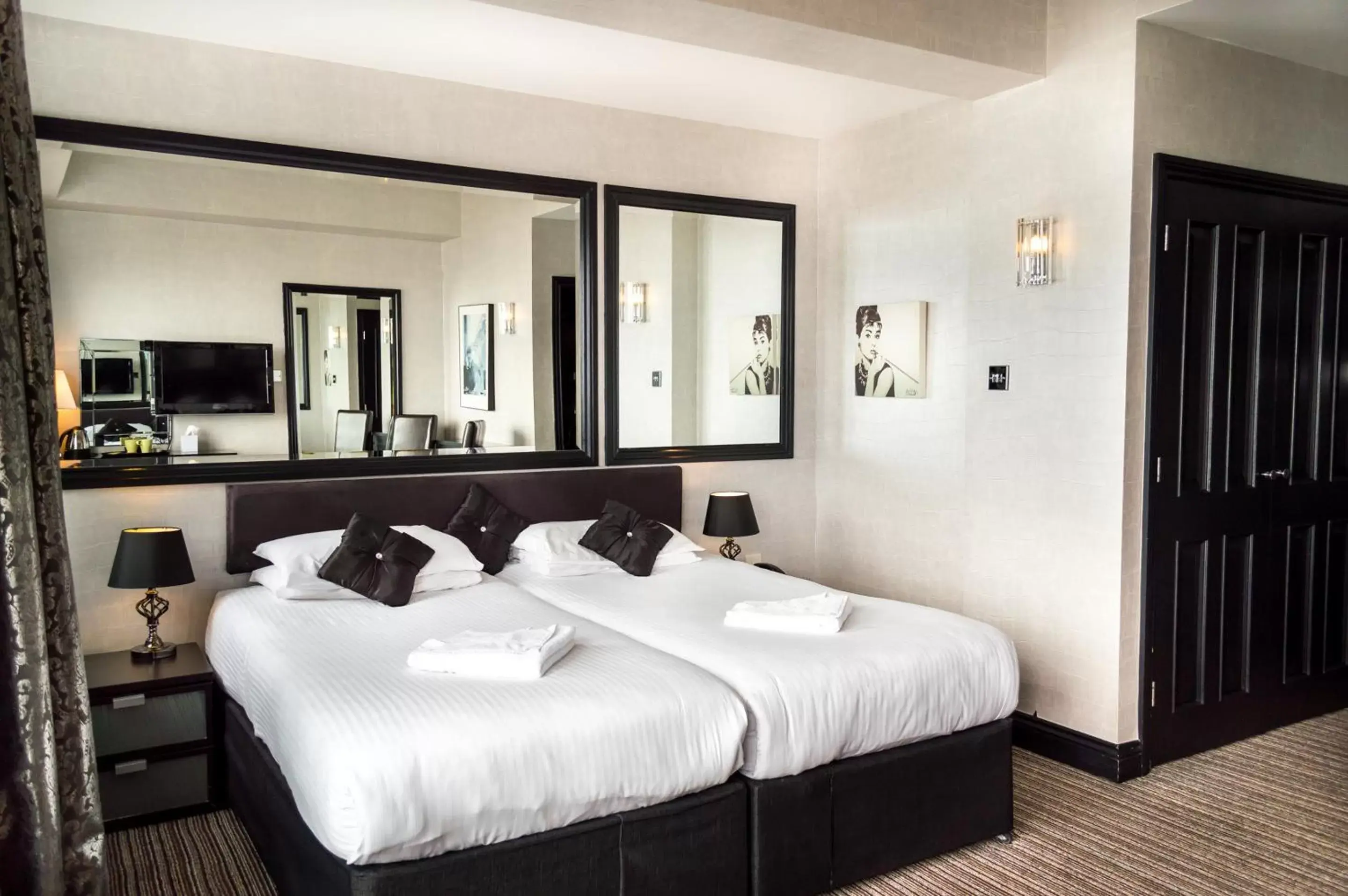 Bedroom, Bed in Suncliff Hotel - OCEANA COLLECTION Bedroom, Bed in Suncliff Hotel - OCEANA COLLECTION