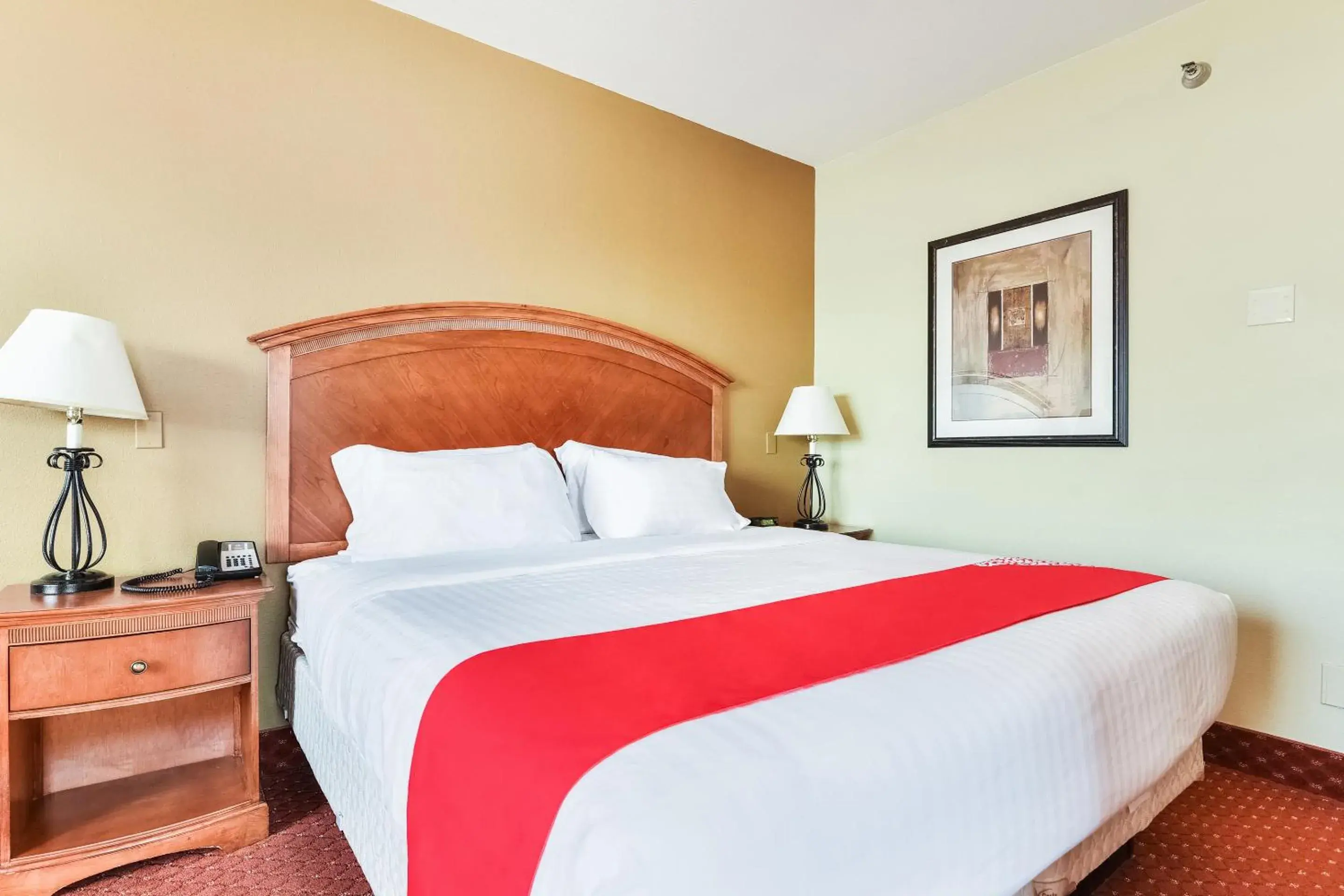 Bedroom, Bed in OYO Townhouse Oklahoma City Airport