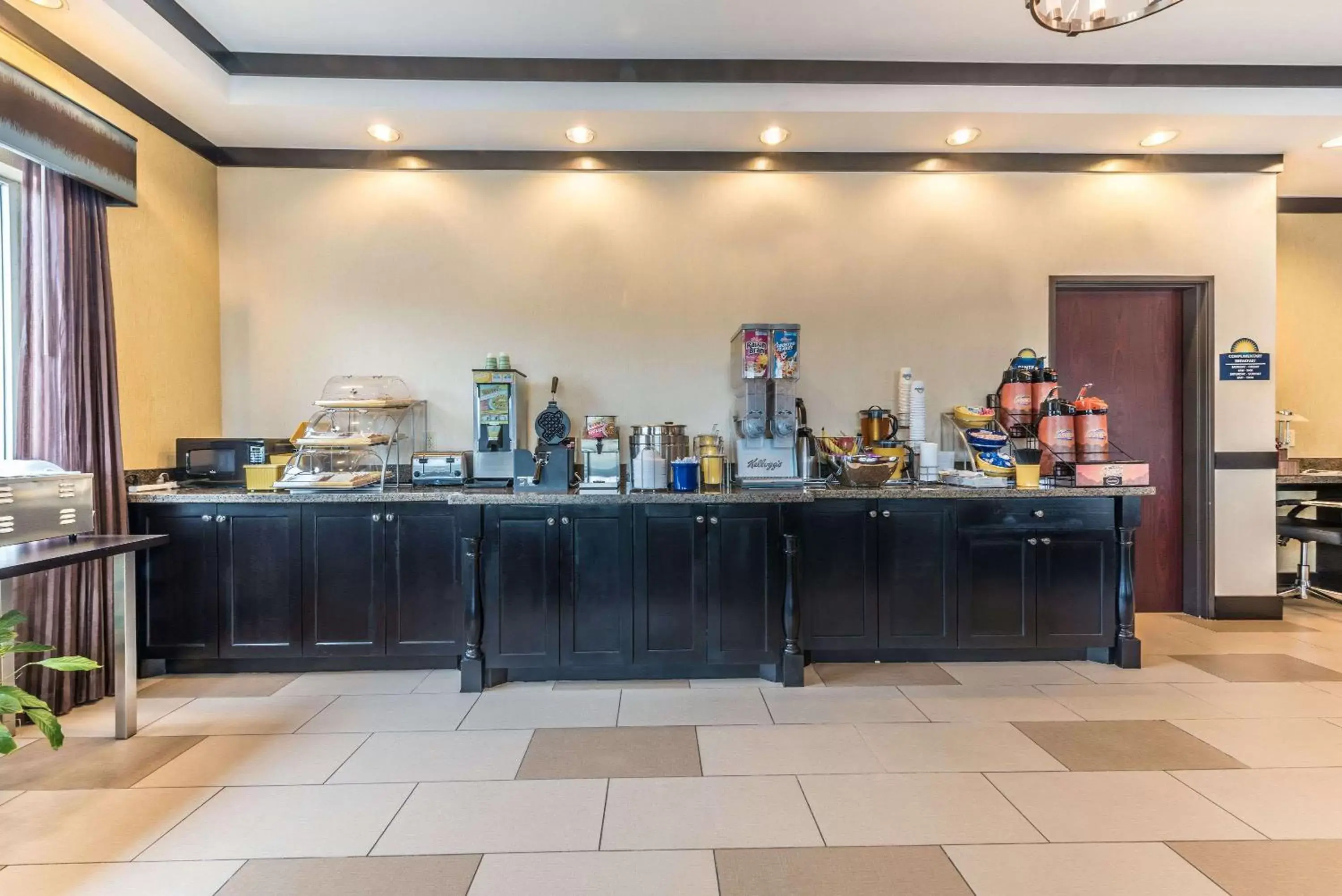 Restaurant/Places to Eat in Days Inn & Suites by Wyndham Mineral Wells