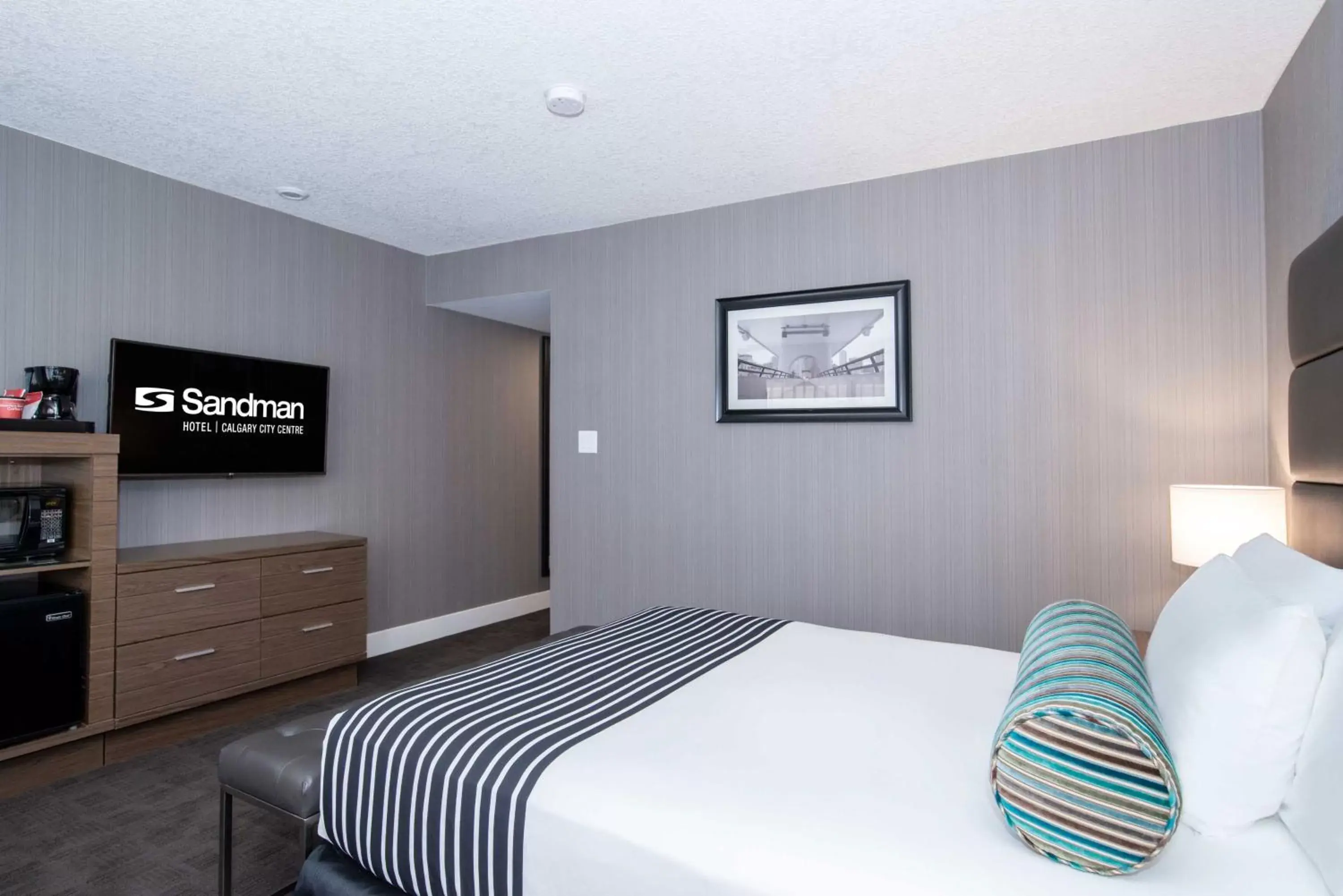 Photo of the whole room in Sandman Signature Calgary Downtown Hotel