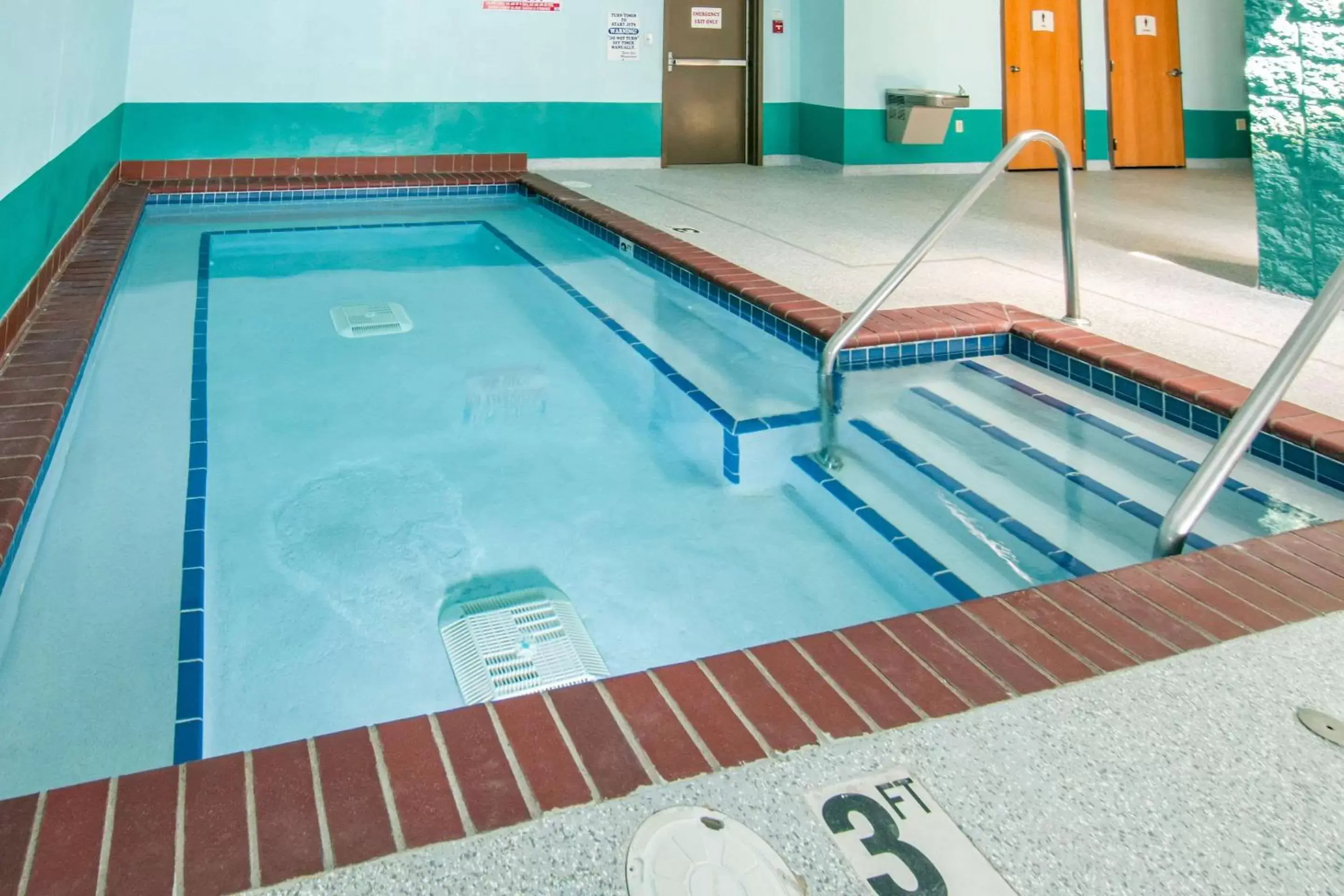 Swimming Pool in Quality Inn Stadium Area