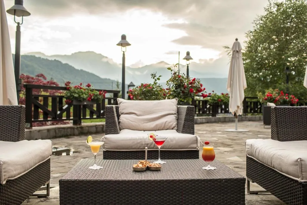 Restaurant/places to eat in Lux Garden Hotel