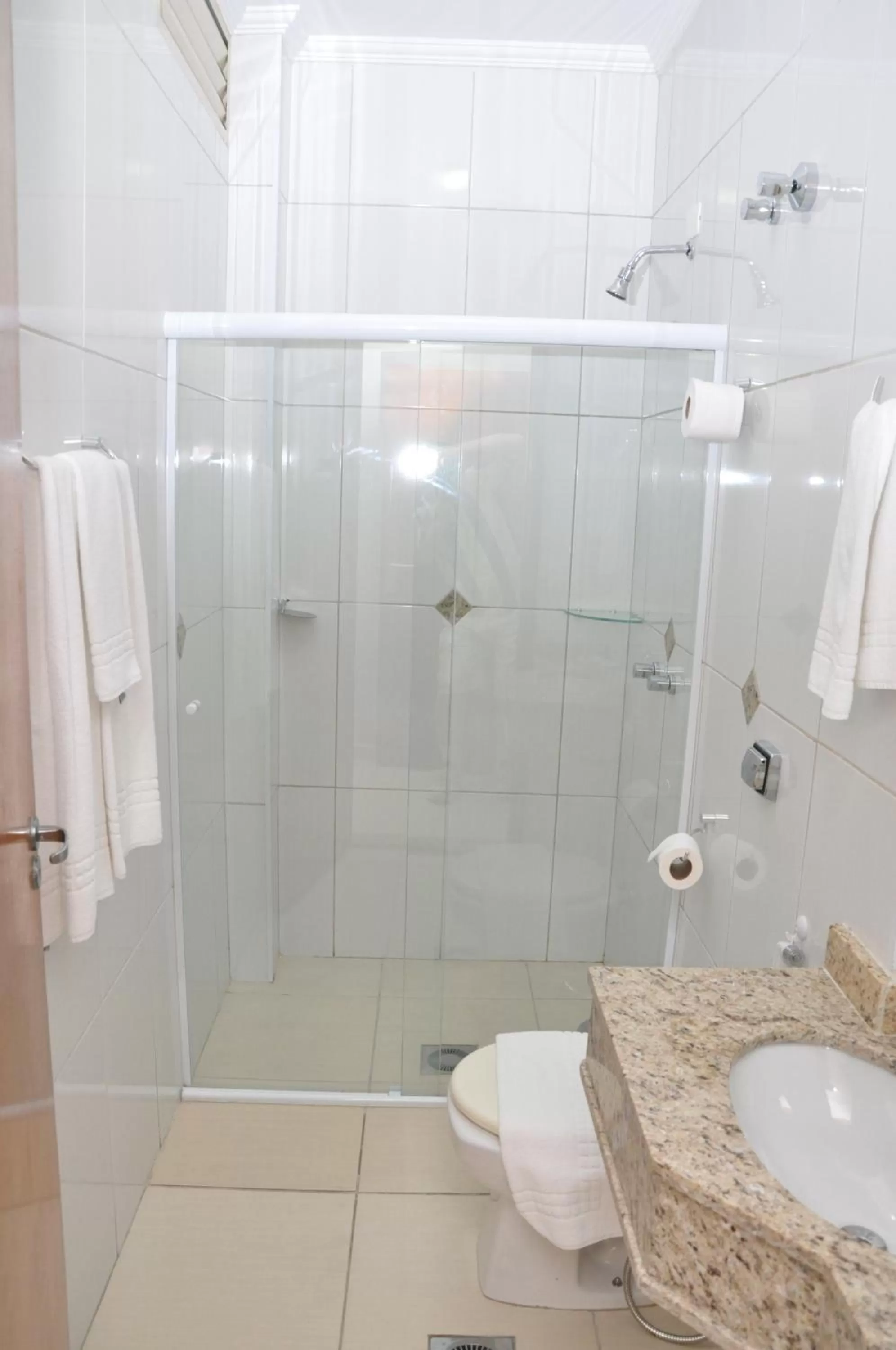 Bathroom in Lotus Hotel - à 6 km do Santuário de Aparecida-SP