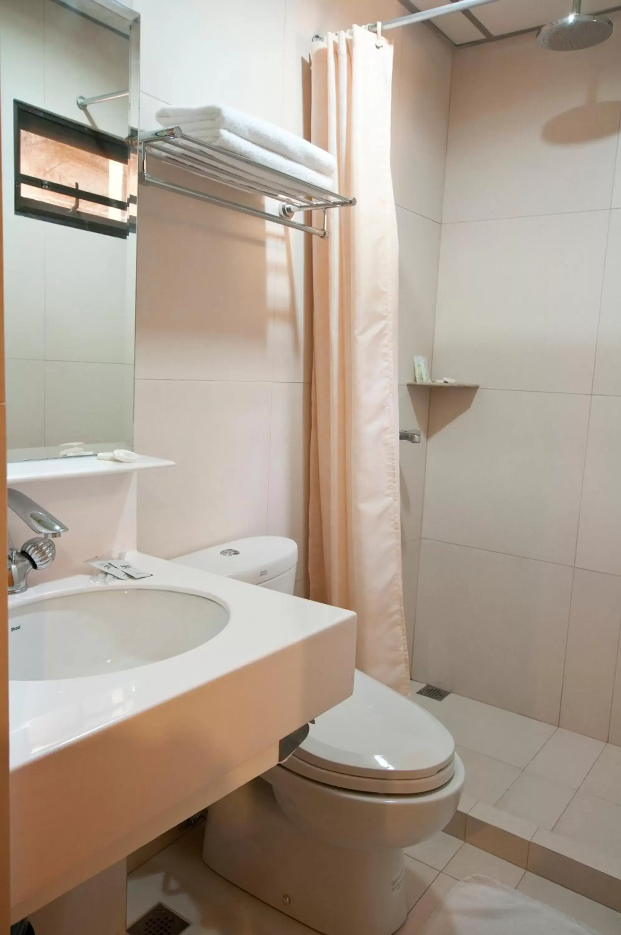 Shower, Bathroom in Kabayan Hotel Pasay