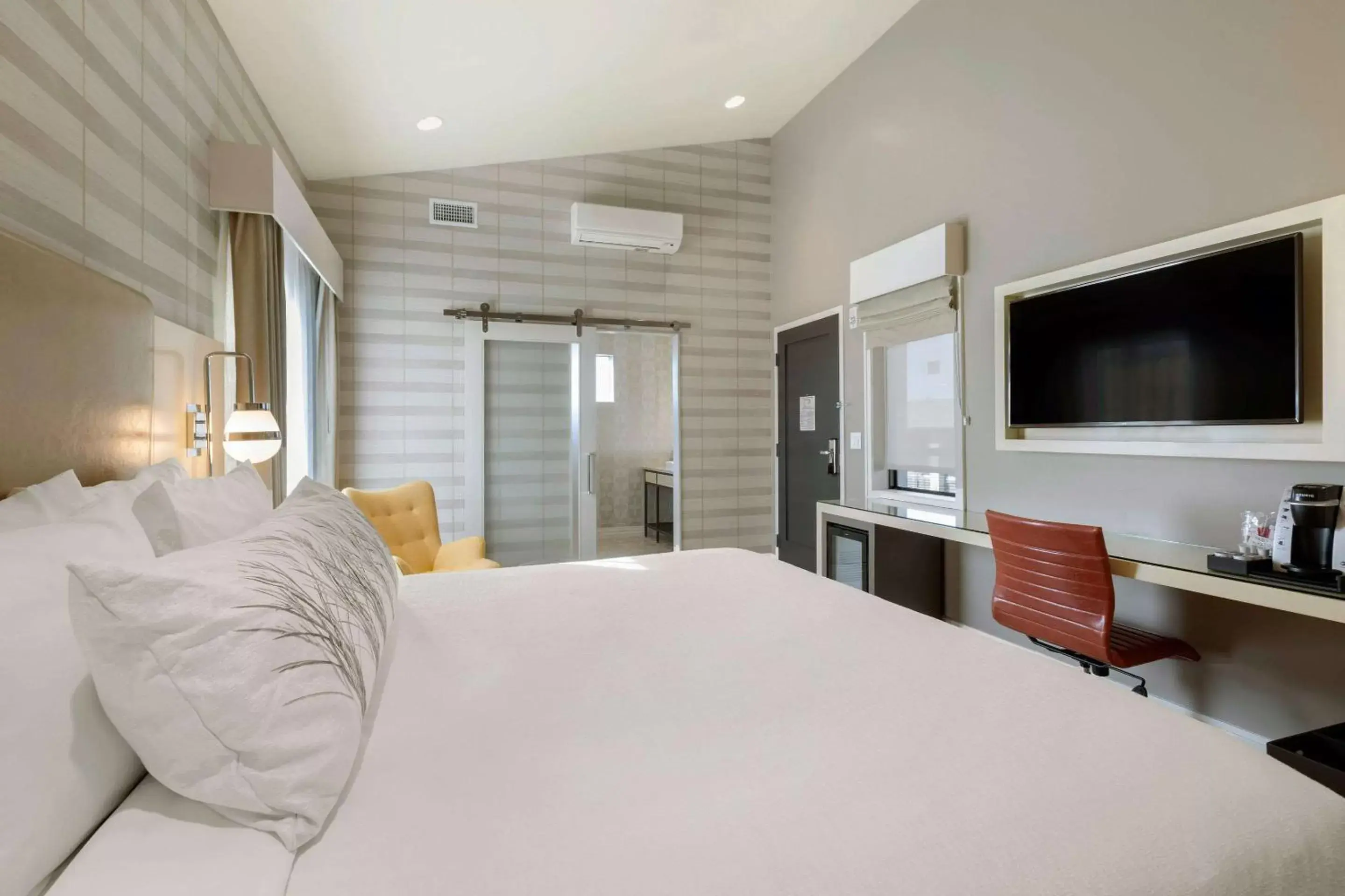 Photo of the whole room, Bed in Bluestem Hotel Torrance Los Angeles, Ascend Hotel Collection