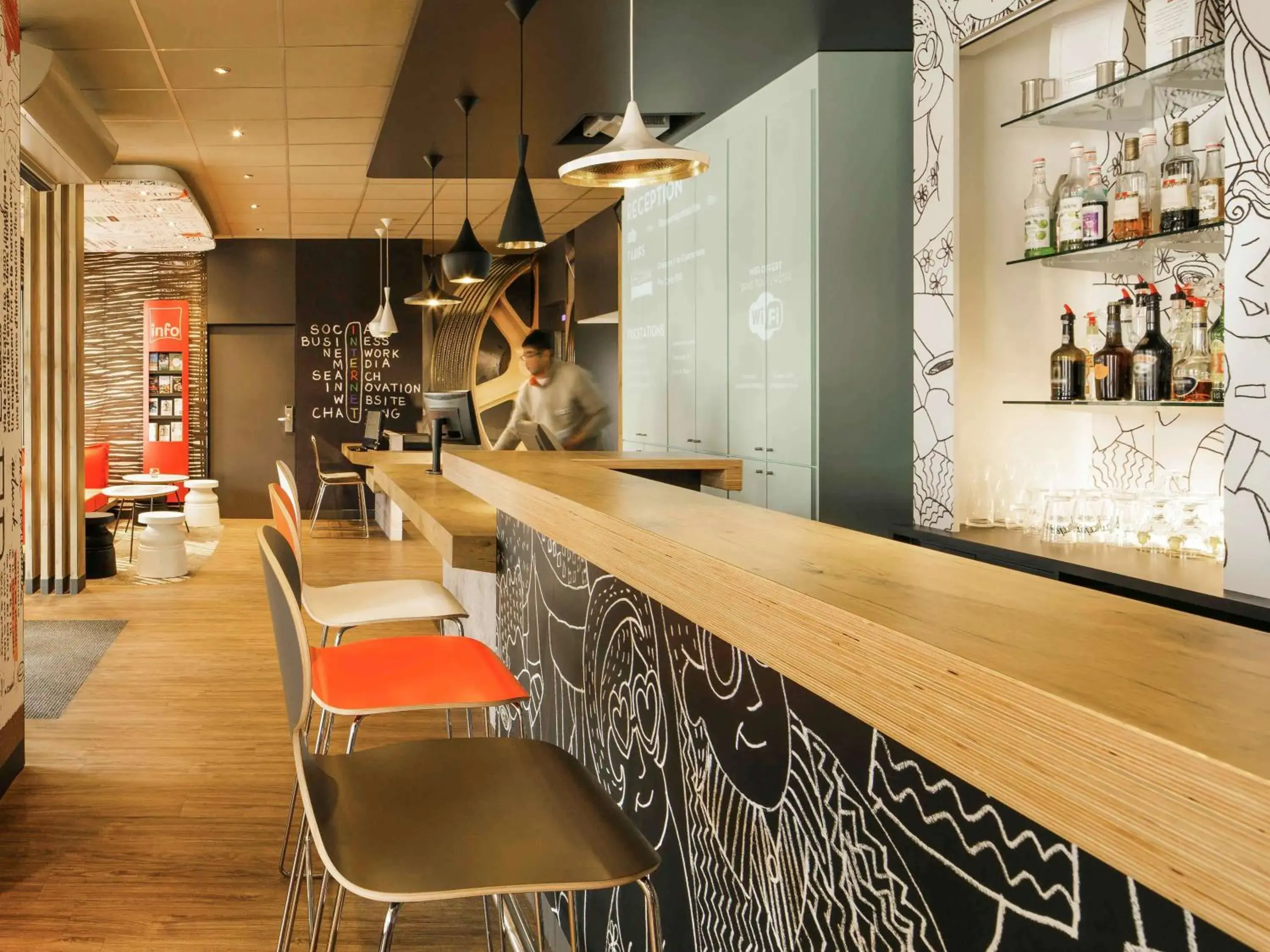 Restaurant/places to eat, Lounge/Bar in ibis Versailles Chateau