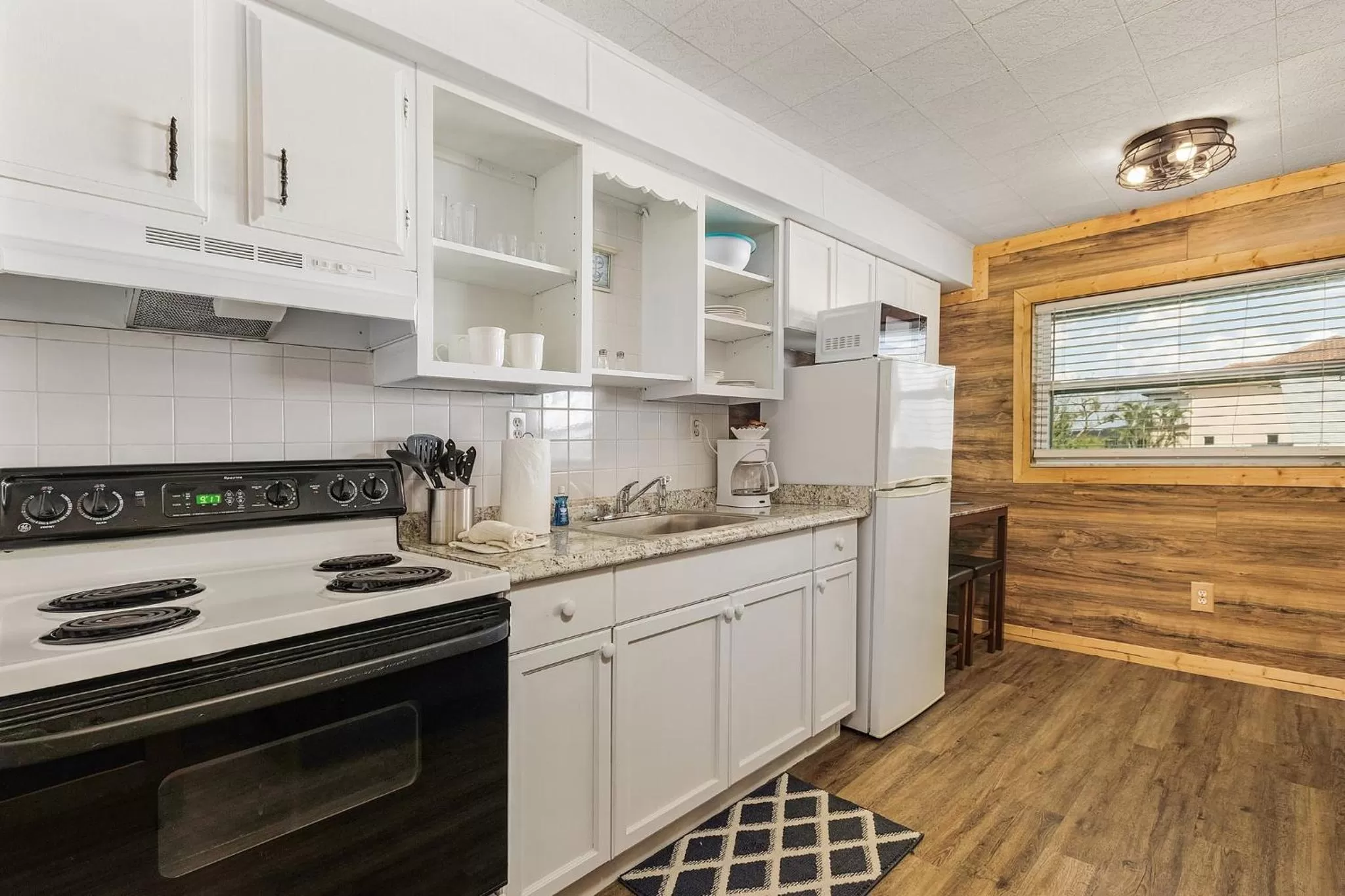 Kitchen or kitchenette in Matlacha on Shoreview