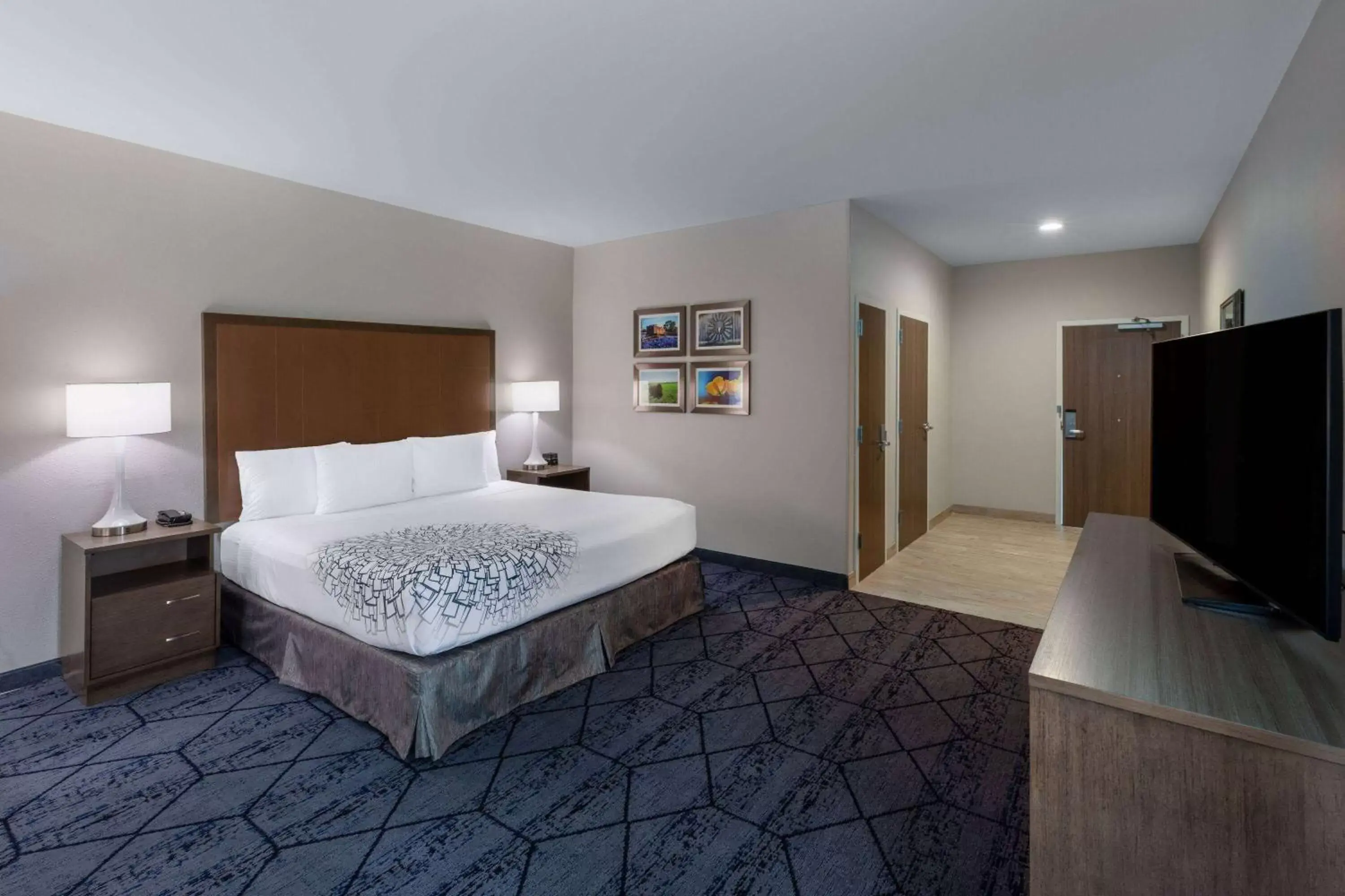 Photo of the whole room, Bed in La Quinta Inn & Suites by Wyndham Round Rock near Kalahari