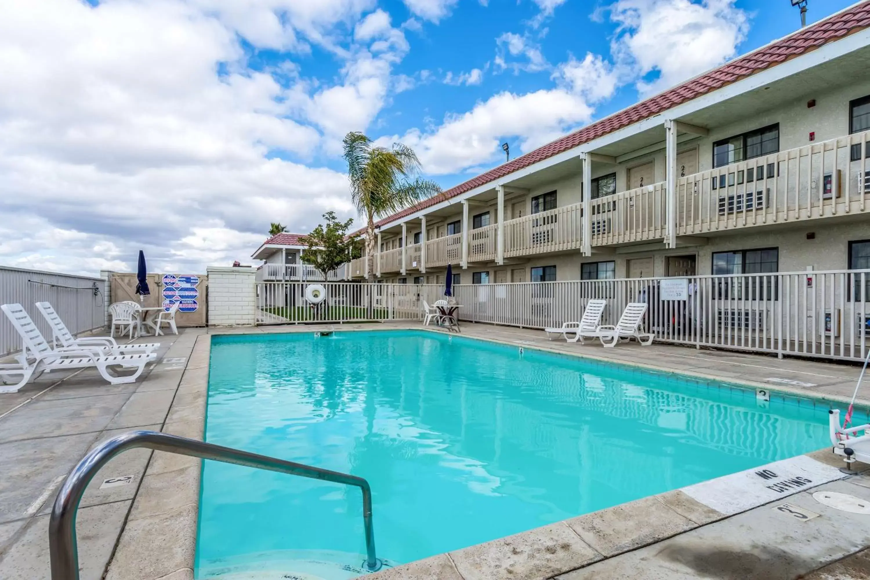 Day, Swimming Pool in Studio 6-Buttonwillow, CA