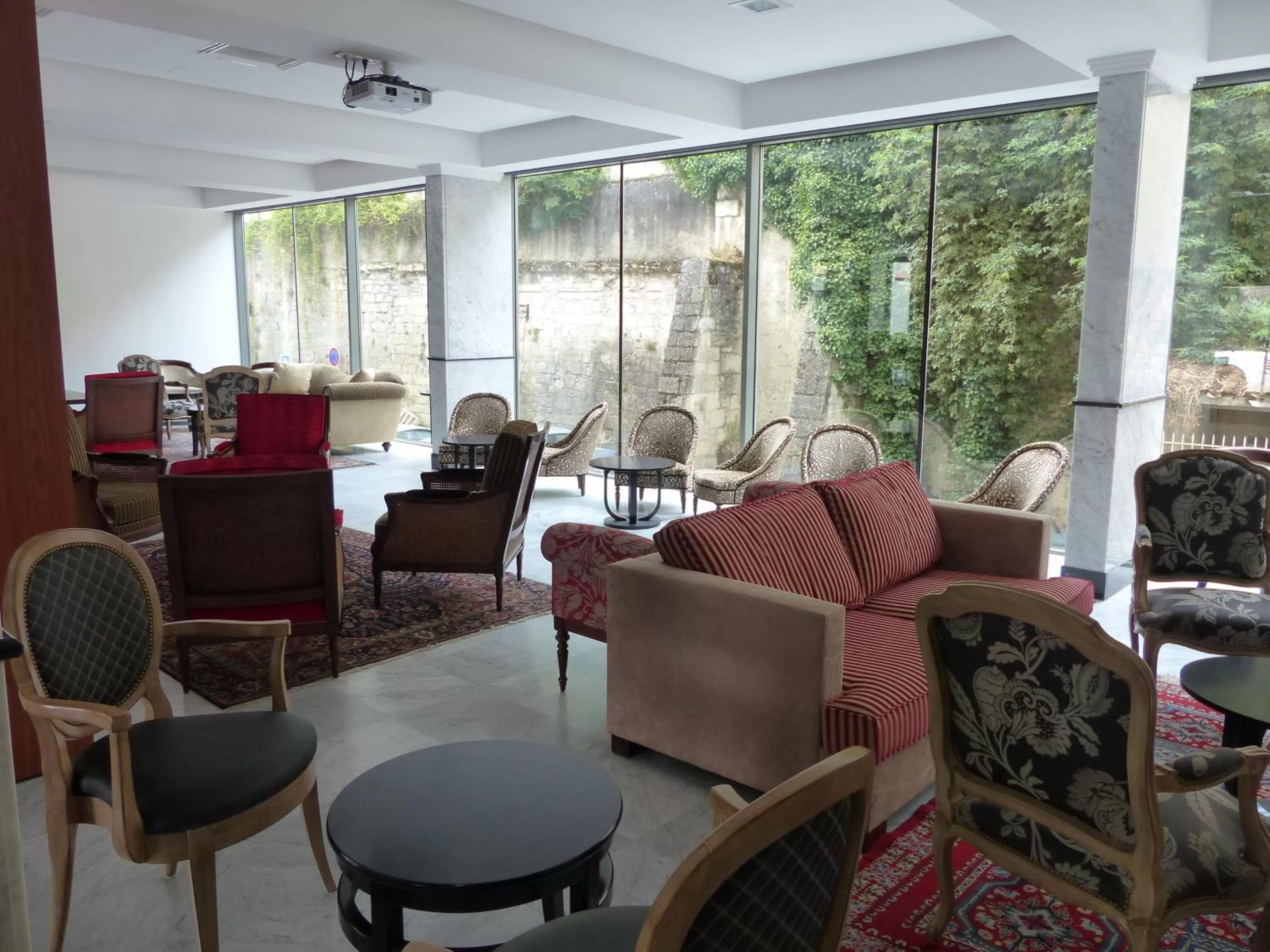 Lounge or bar in ibis Périgueux Centre