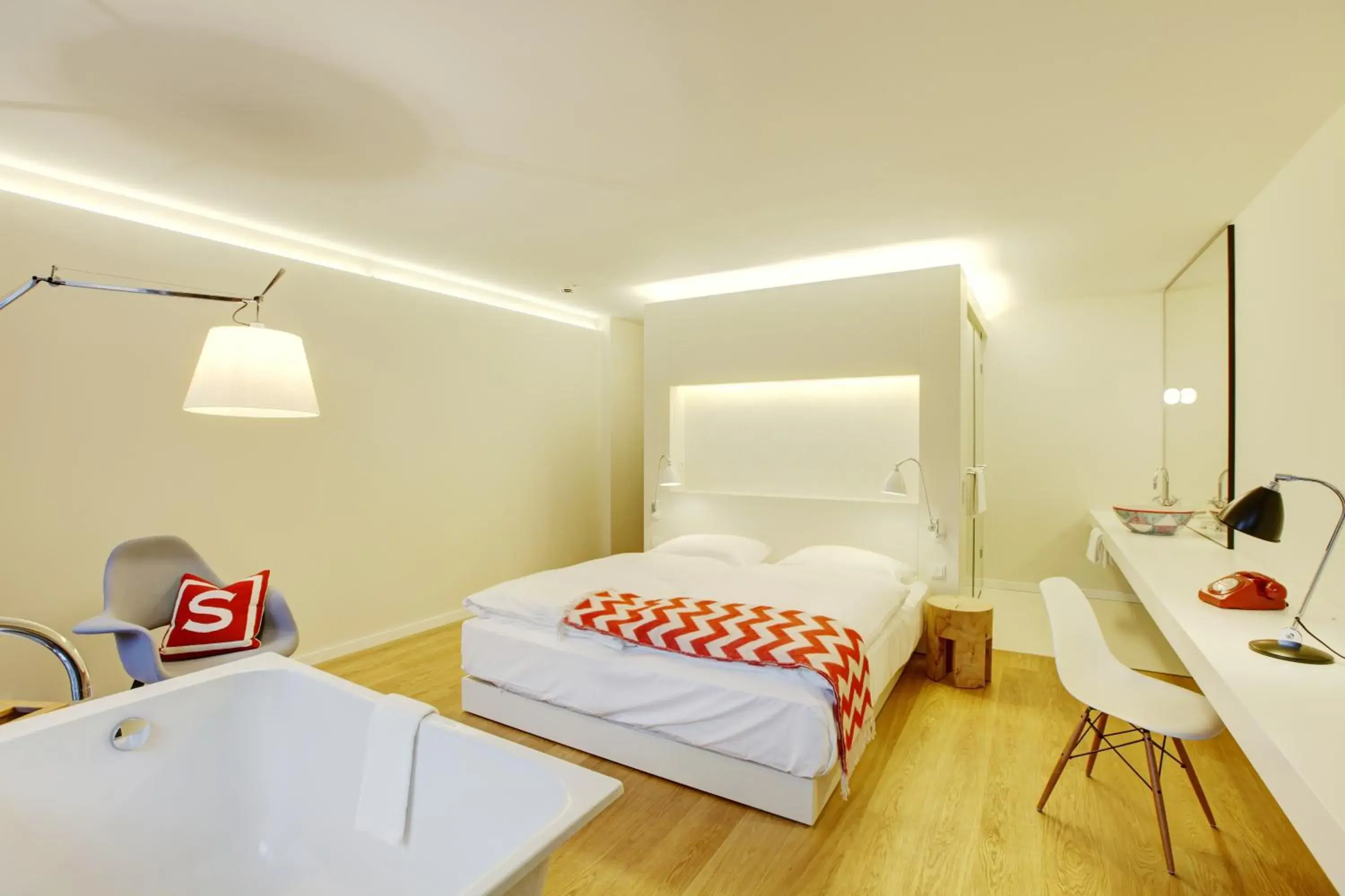 Photo of the whole room, Bed in Smartcity Designhotel