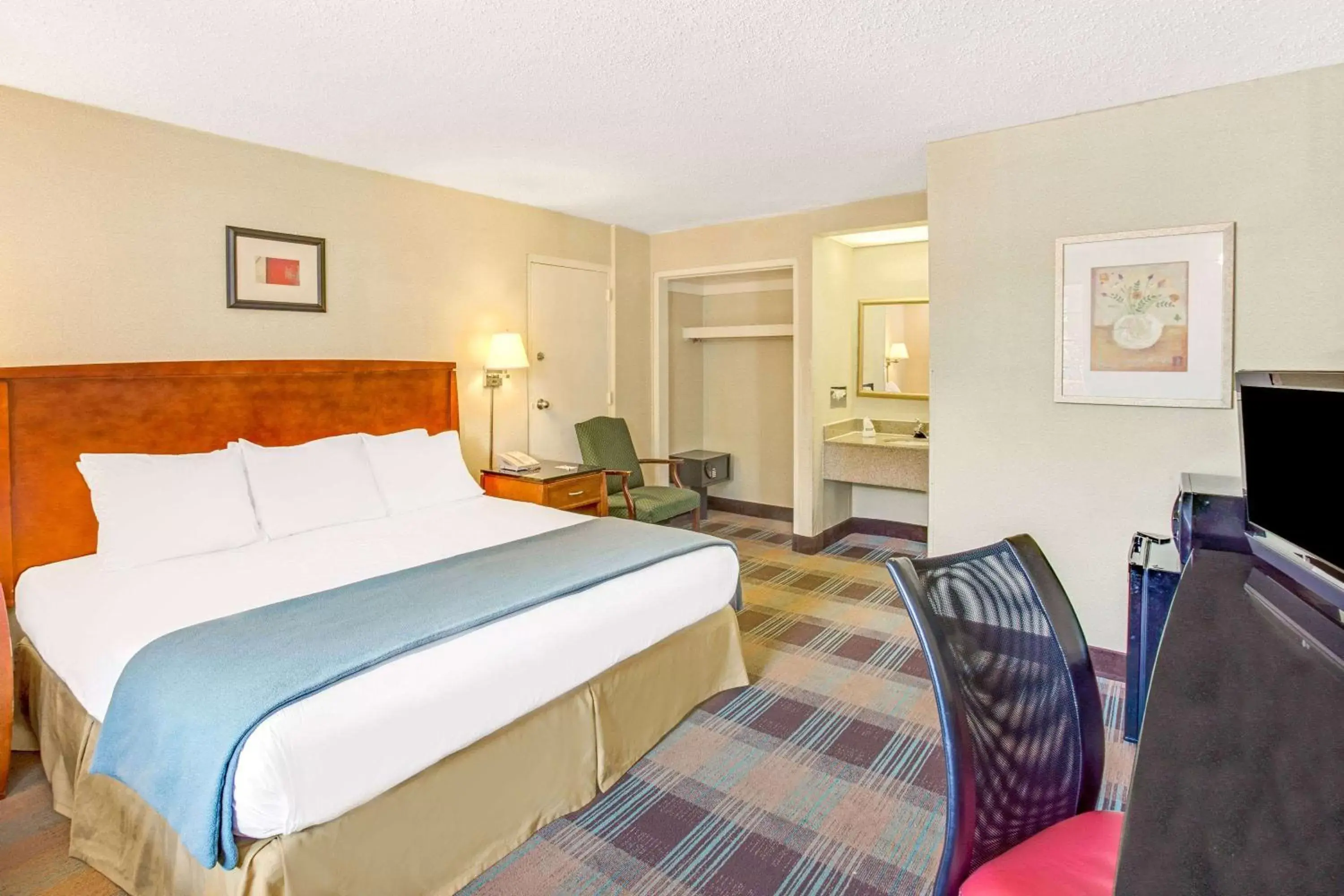 Photo of the whole room in Travelodge by Wyndham Silver Spring
