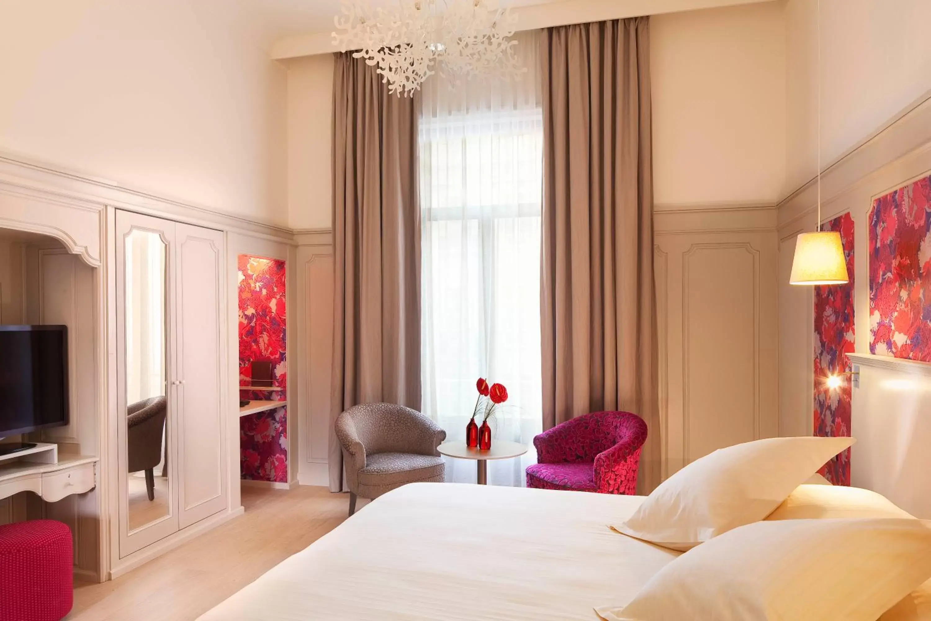 TV and multimedia, Bed in Hôtel & SPA Oceania L'Univers Tours TV and multimedia, Bed in Hôtel & SPA Oceania L'Univers Tours