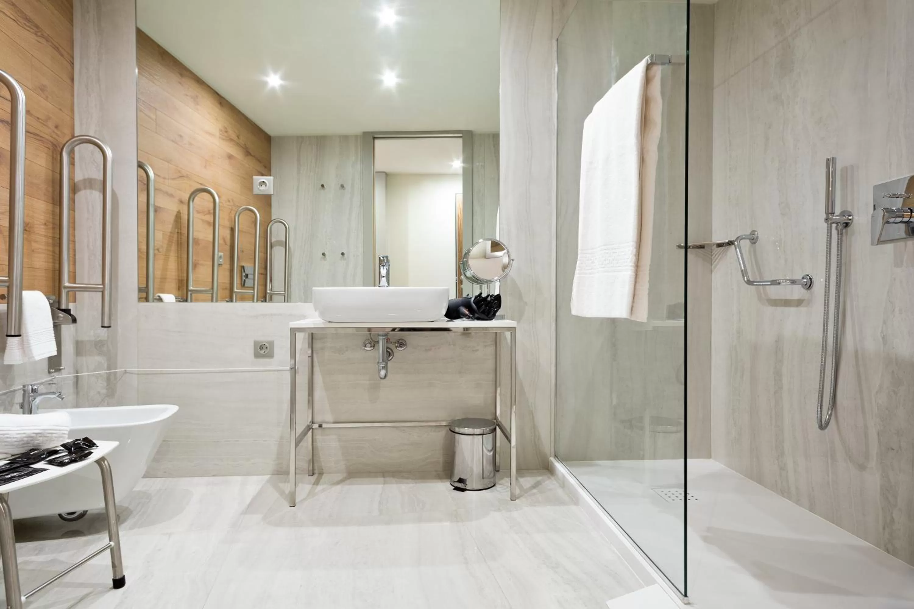 Shower in Acta The Avenue