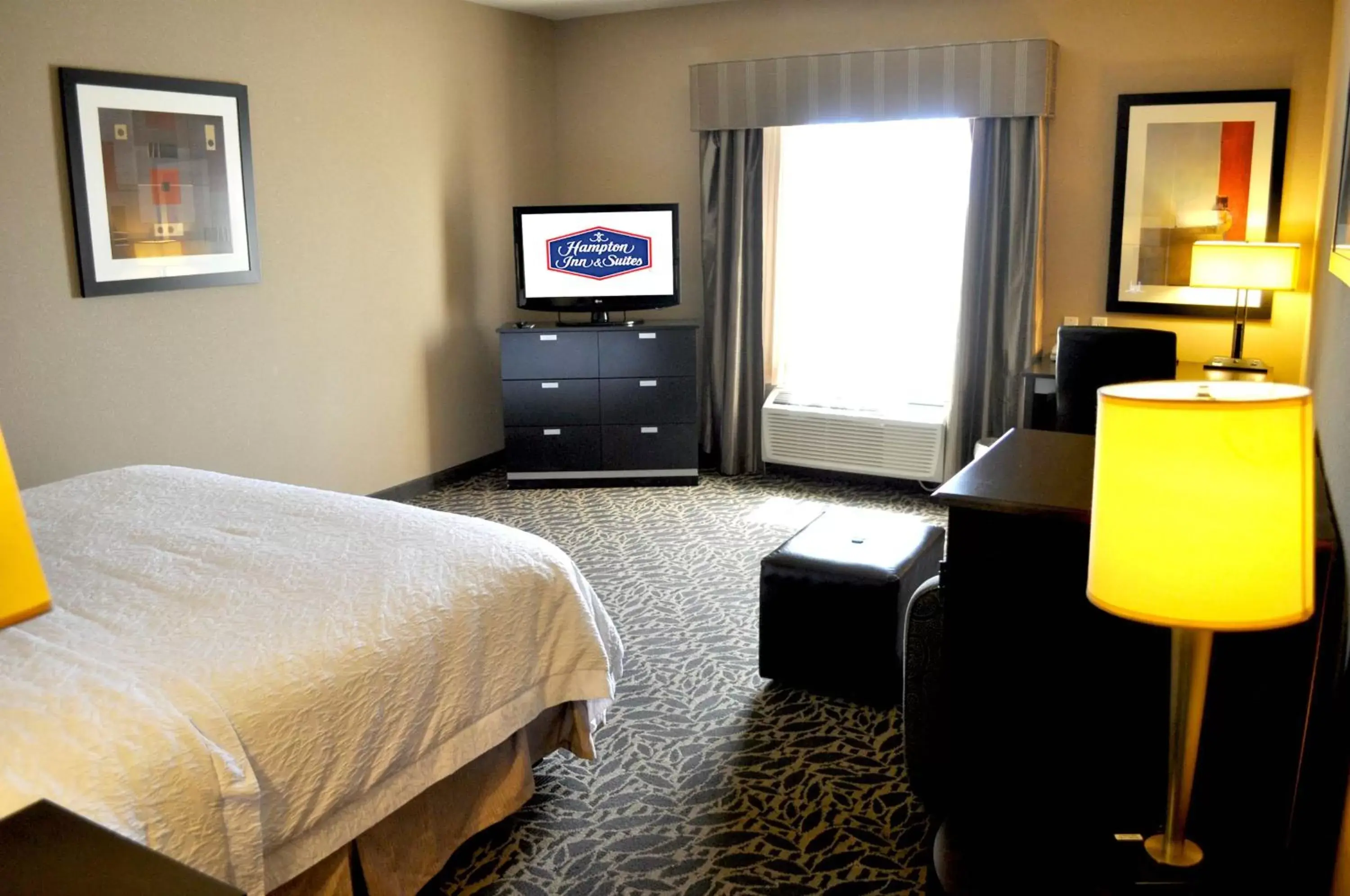 Bed, TV/Entertainment Center in Hampton Inn & Suites Bay City