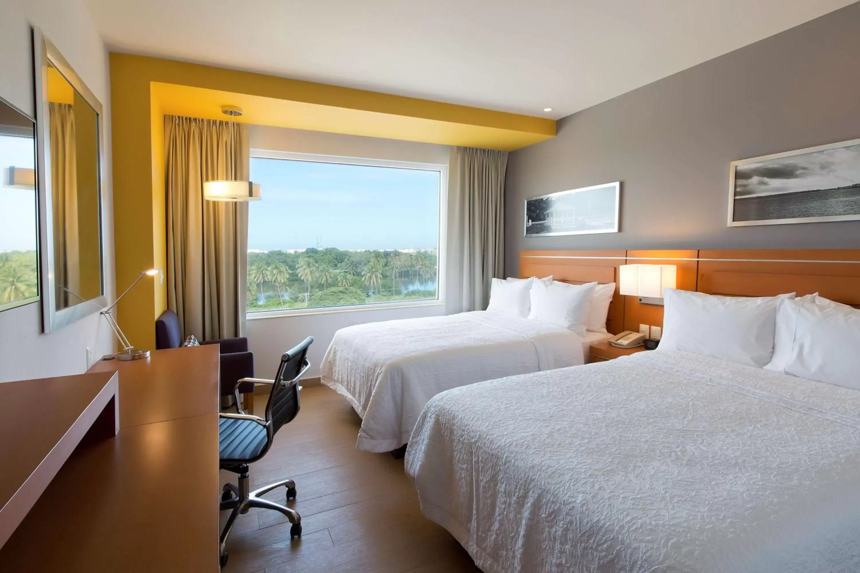 Bed in Hampton Inn & Suites by Hilton Paraiso