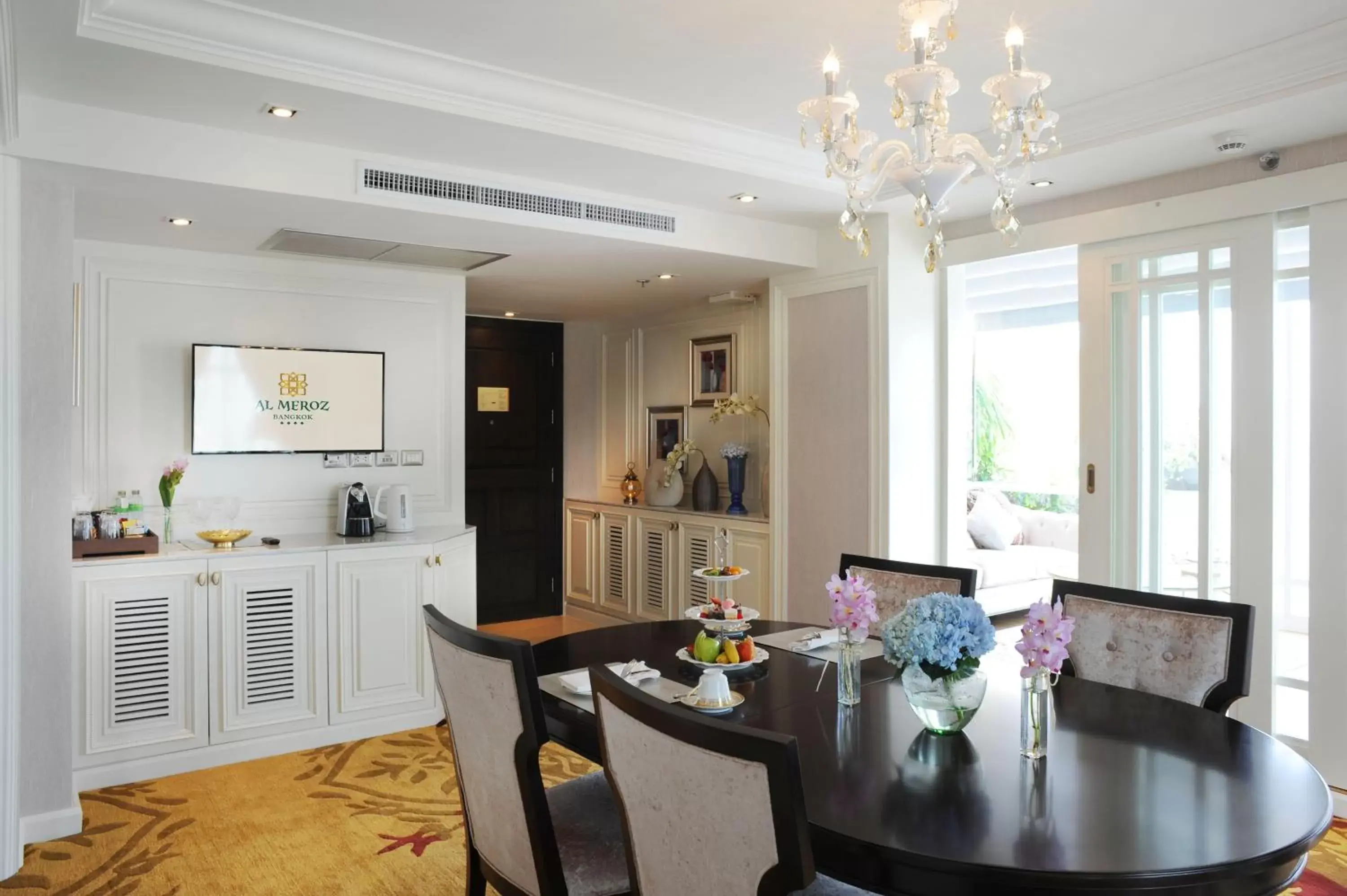 Dining area, Kitchen/Kitchenette in Al Meroz Hotel Bangkok - The Leading Halal Hotel