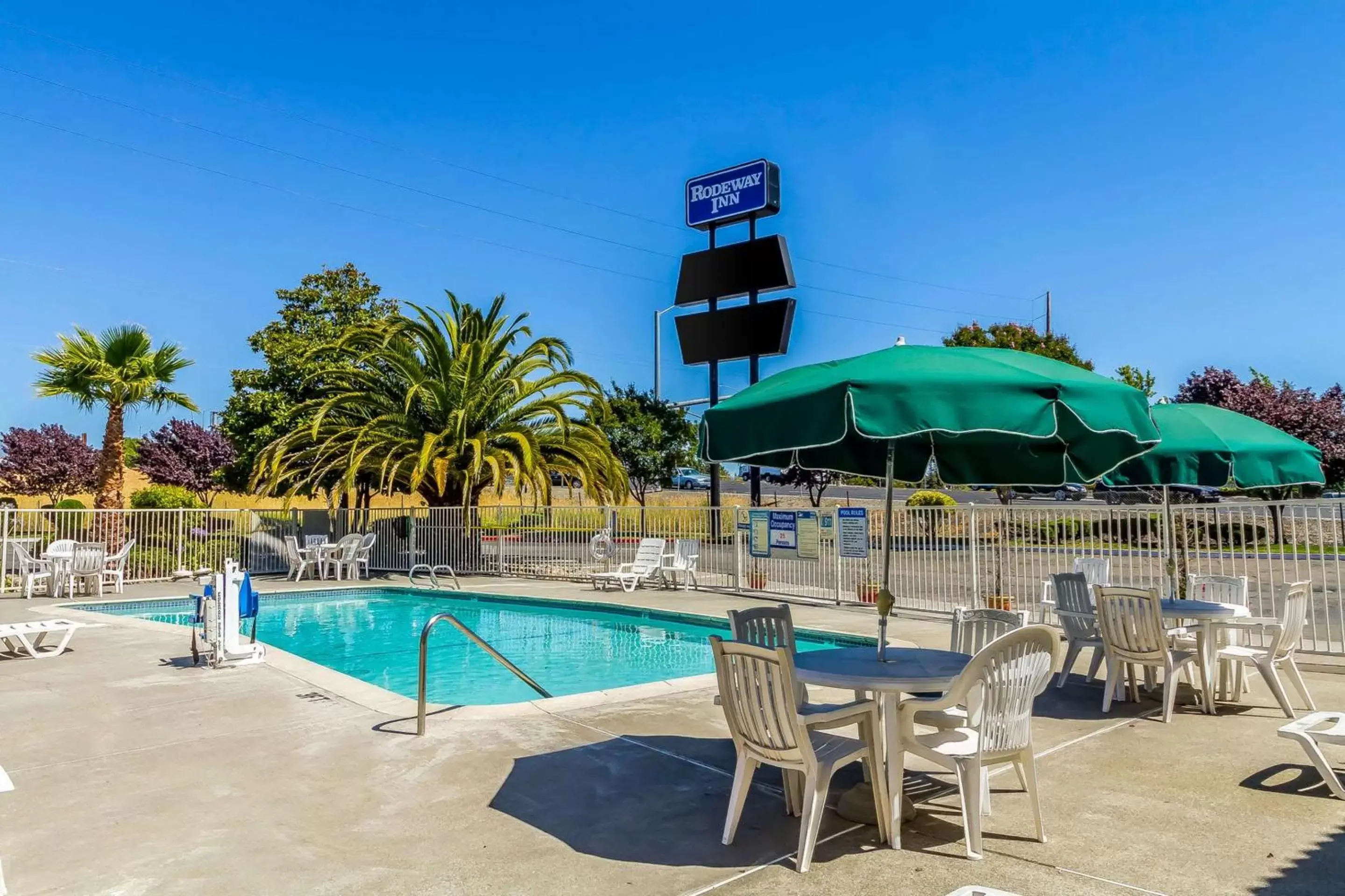 On site, Swimming Pool in Rodeway Inn - Rohnert Park