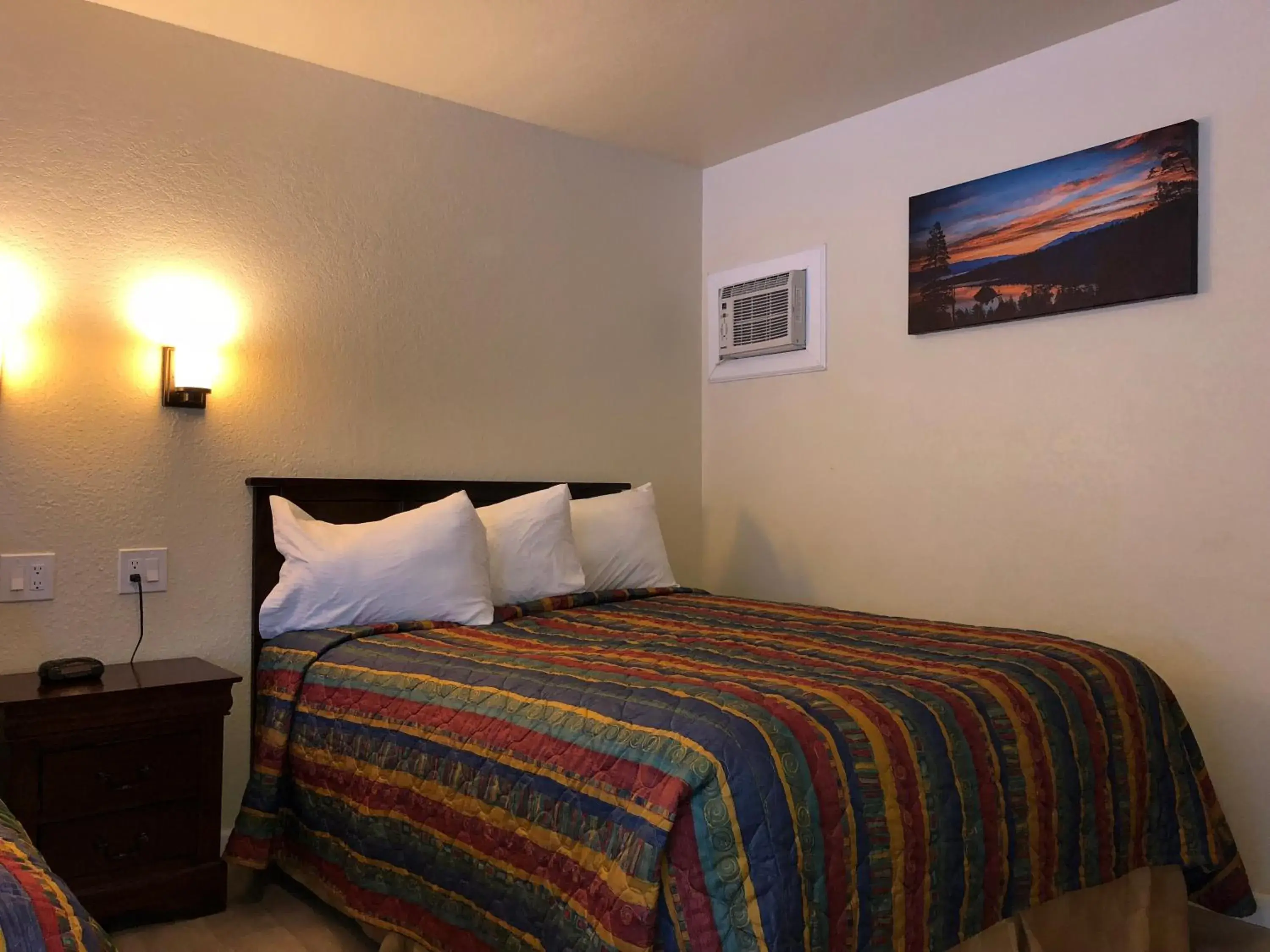Bed in Cedar Inn & Suites