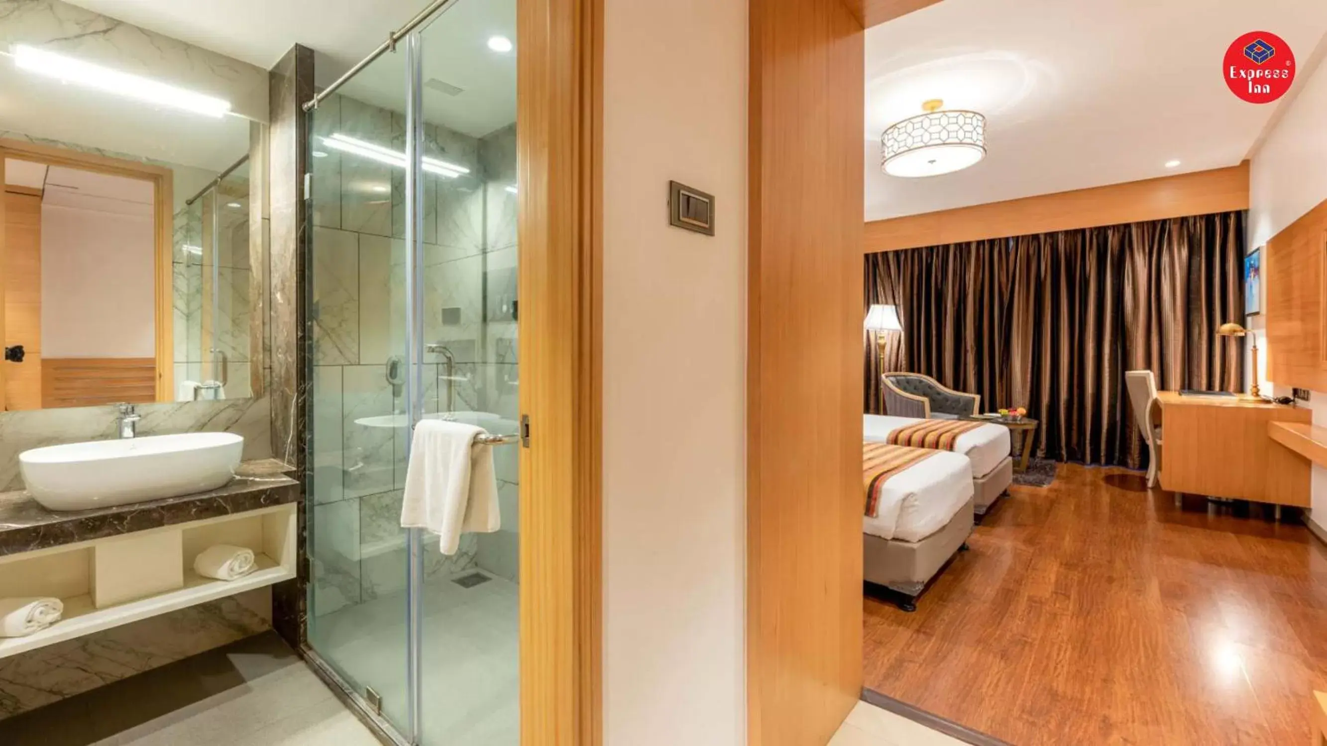 Shower, Bathroom in Express Inn The Business Luxury Hotel