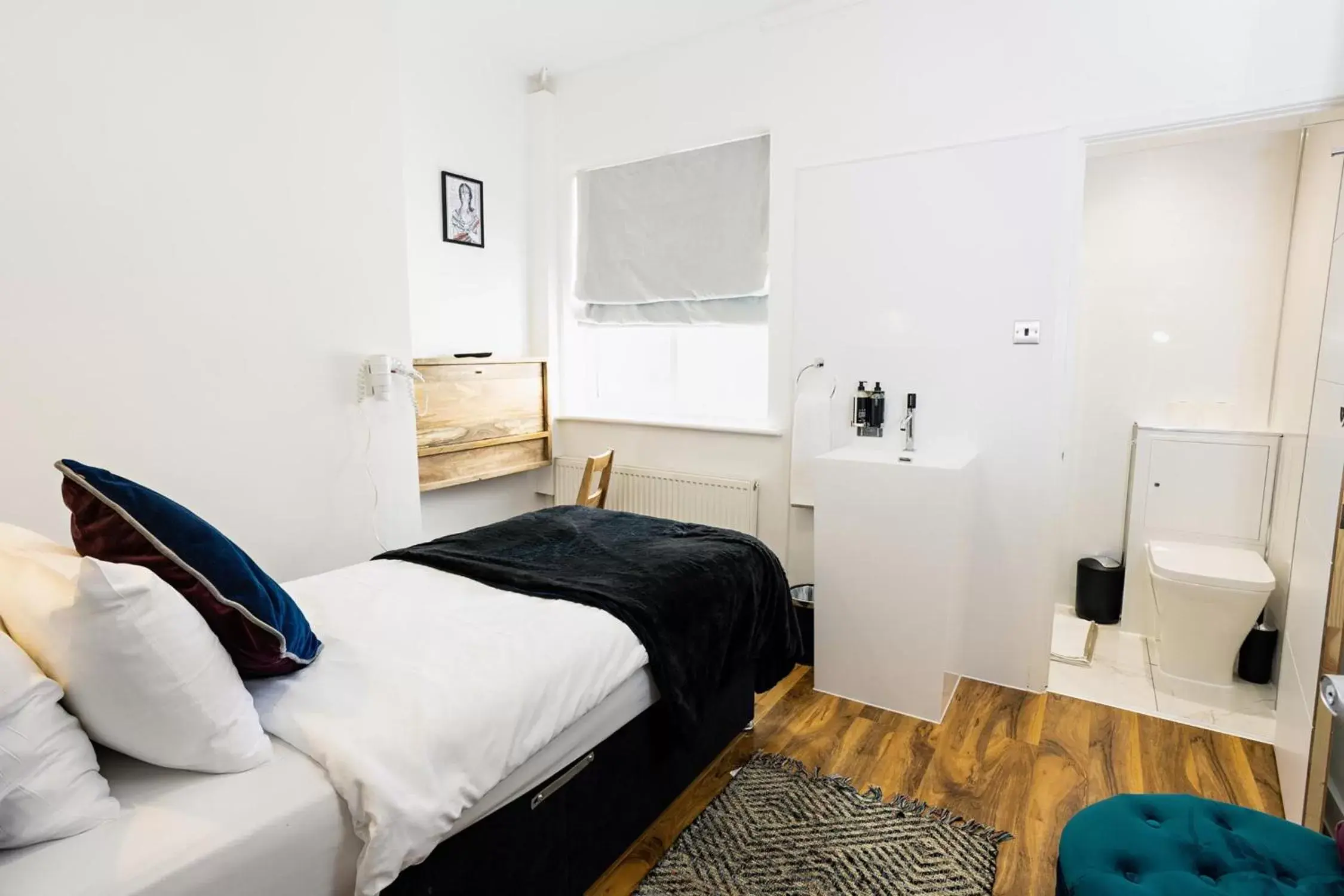 Bedroom, Bed in Cambridge House Hotel