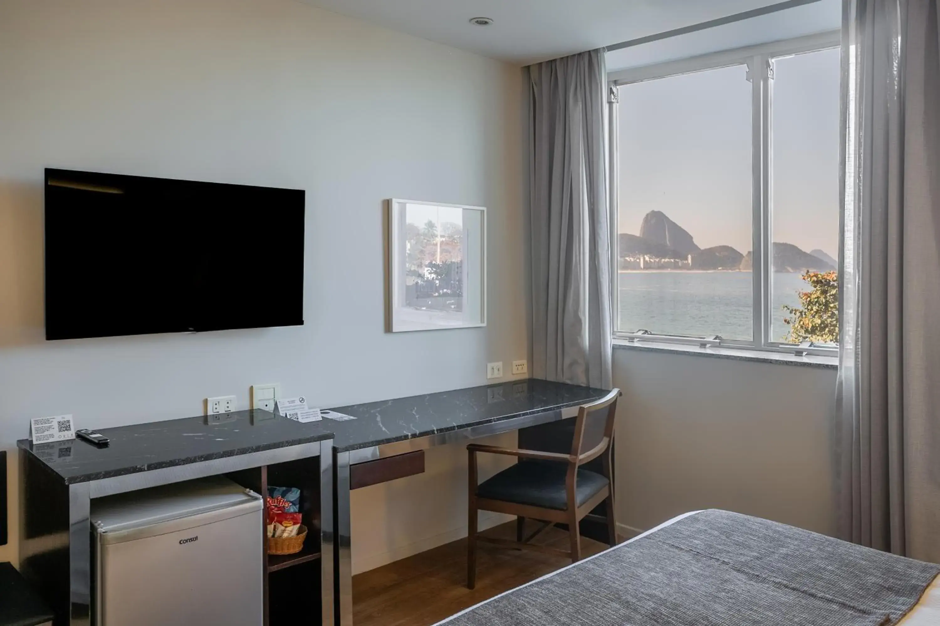 Property building, TV/Entertainment Center in Orla Copacabana Hotel