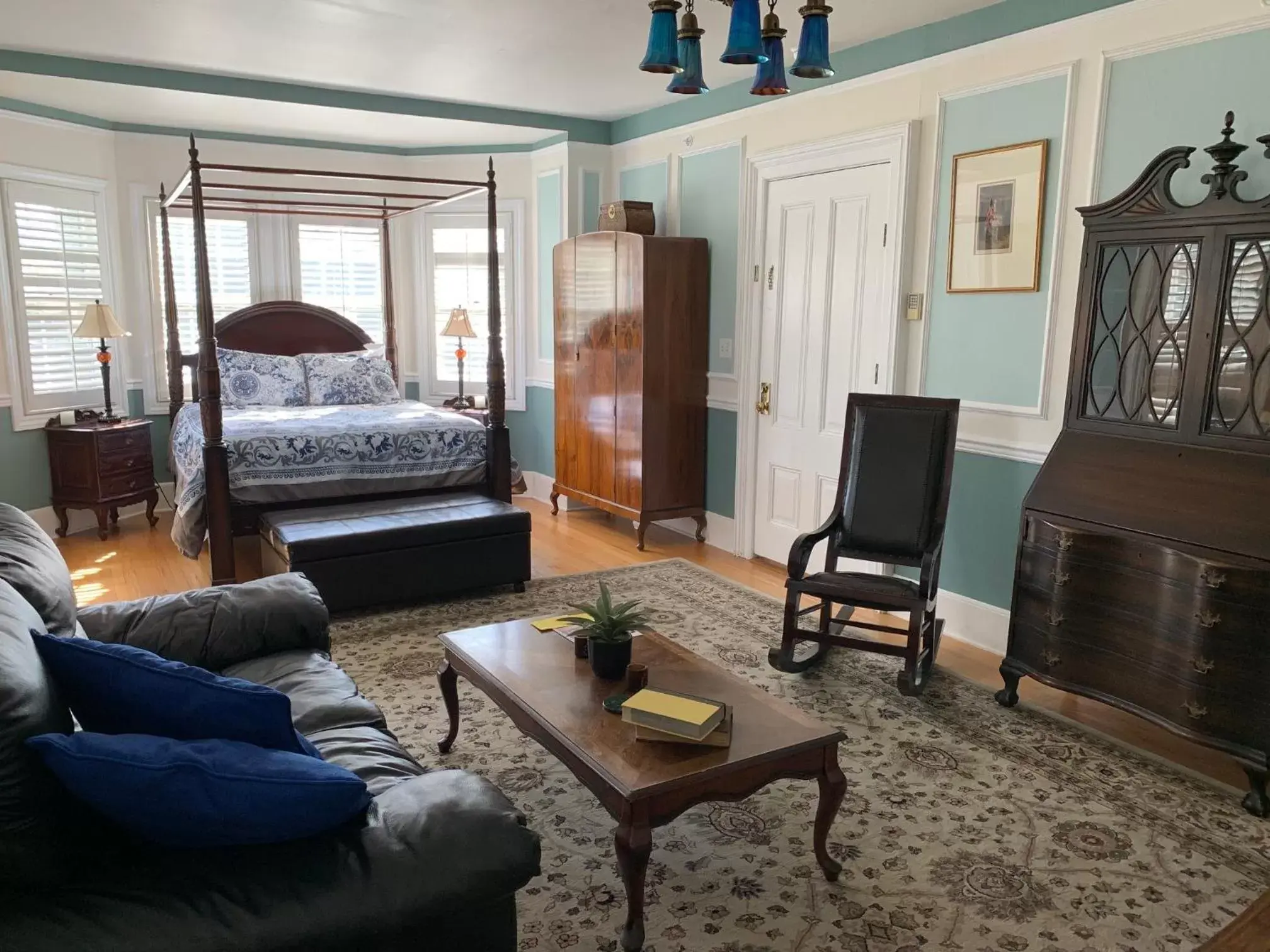 Photo of the whole room, Seating Area in The Inn at Benicia Bay