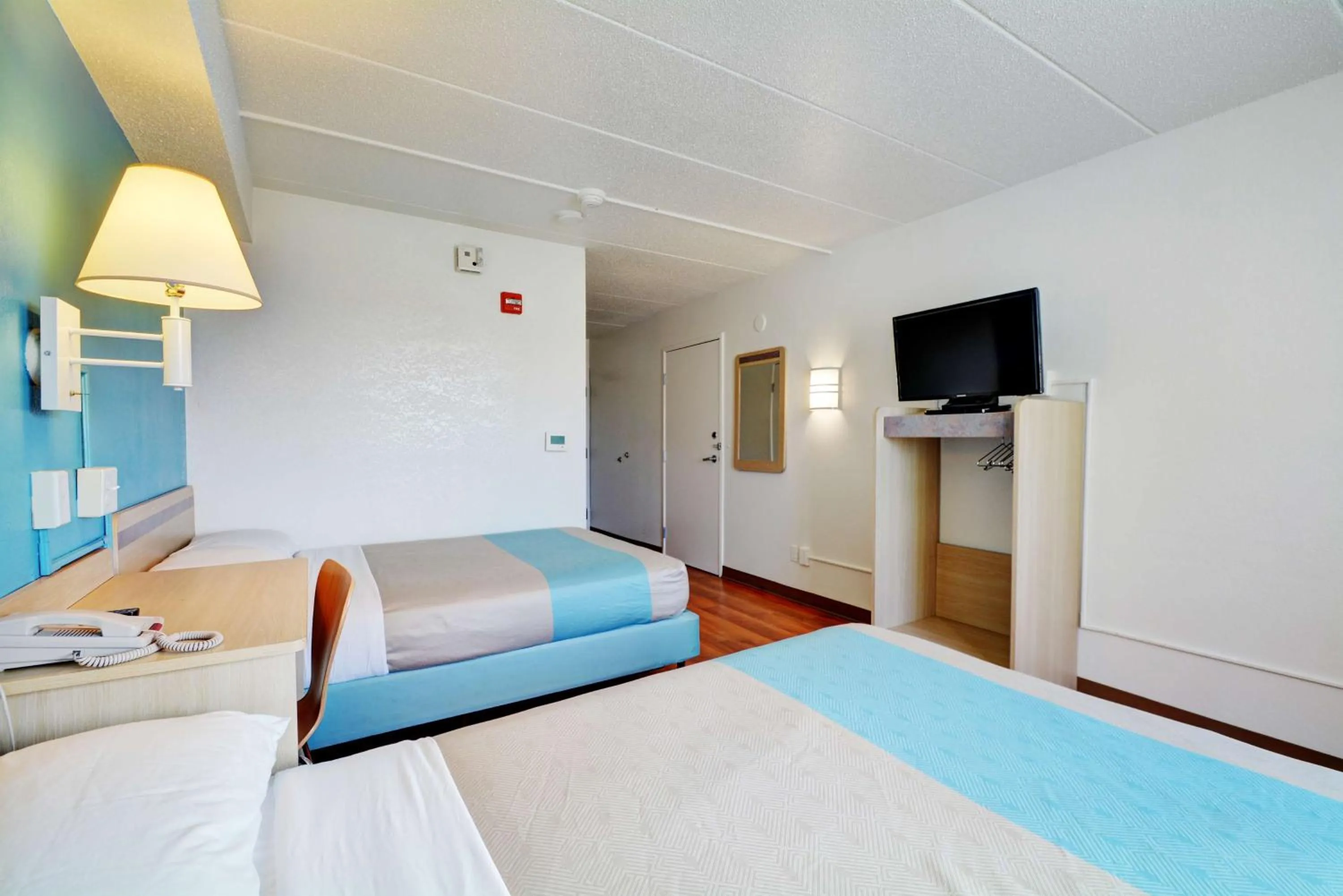 Photo of the whole room, Bed in Motel 6-Newport, RI