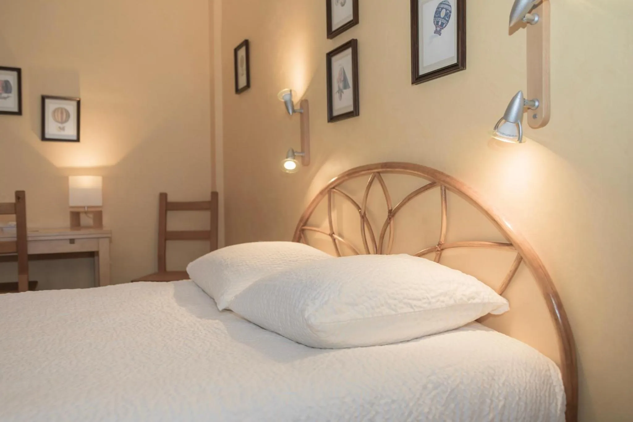 Bed in Cit'Hotel Aéro-Hotel