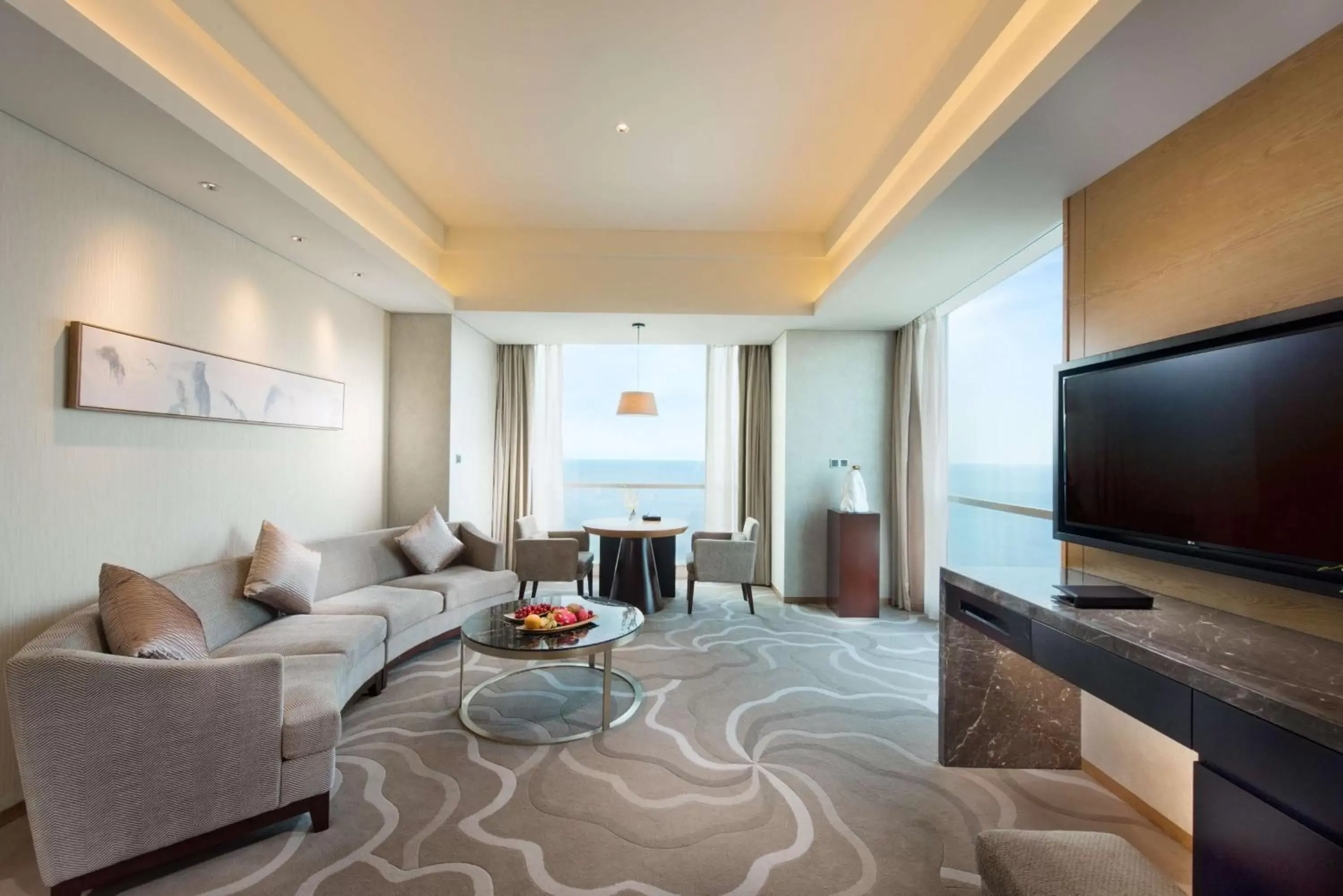 Bed, Seating Area in Hilton Yantai Golden Coast