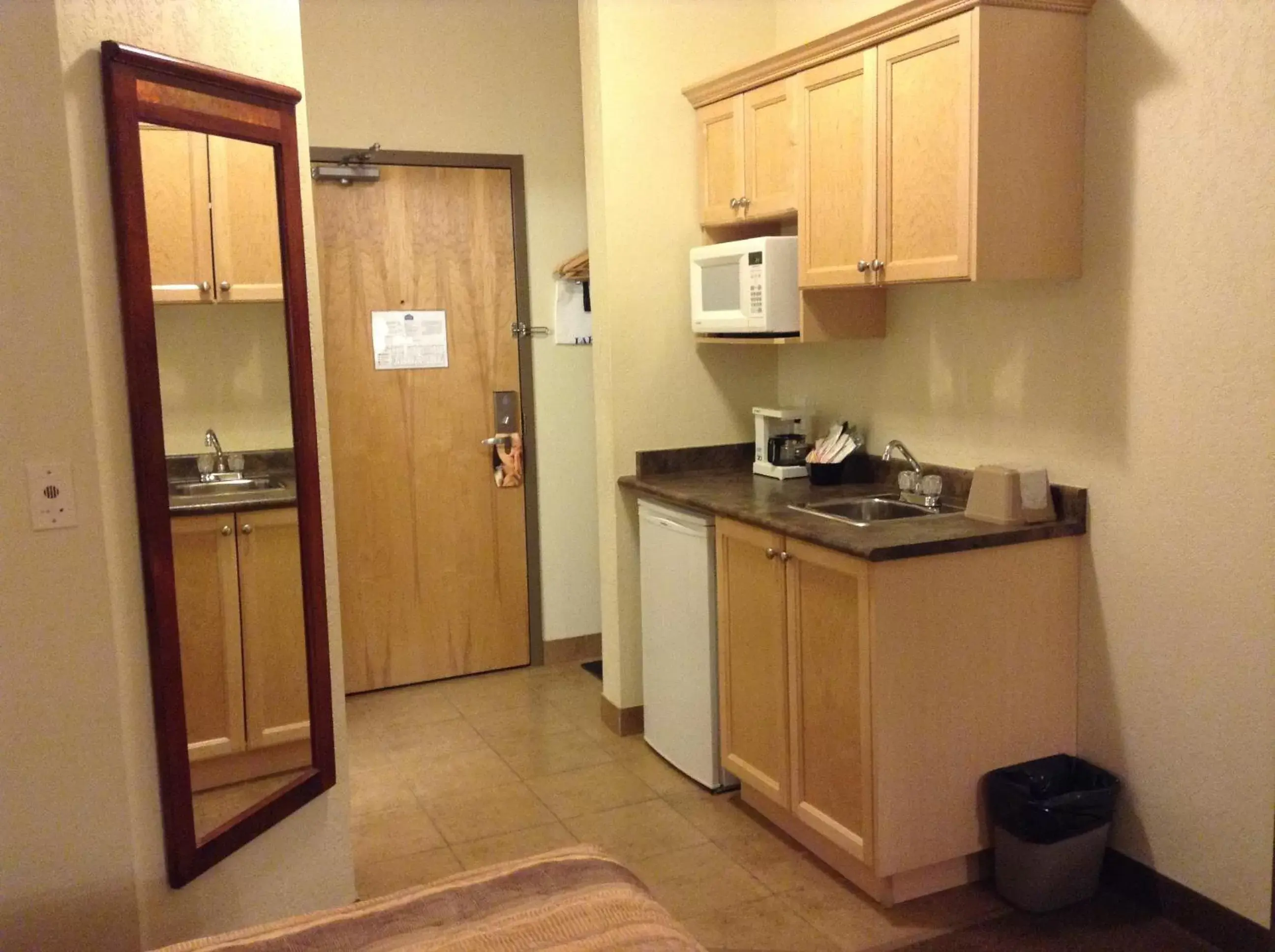 Kitchen or kitchenette, Kitchen/Kitchenette in Lakeview Inns & Suites - Fort Nelson