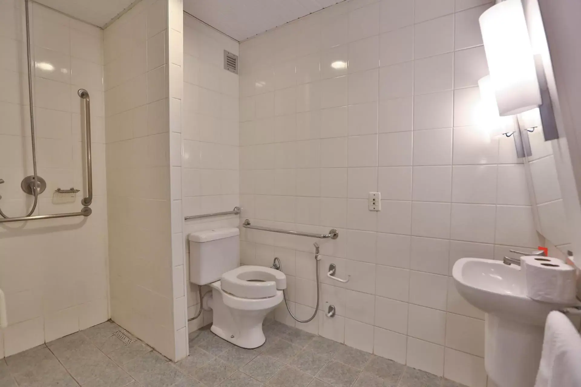 Facility for disabled guests, Bathroom in Ibis Maringa