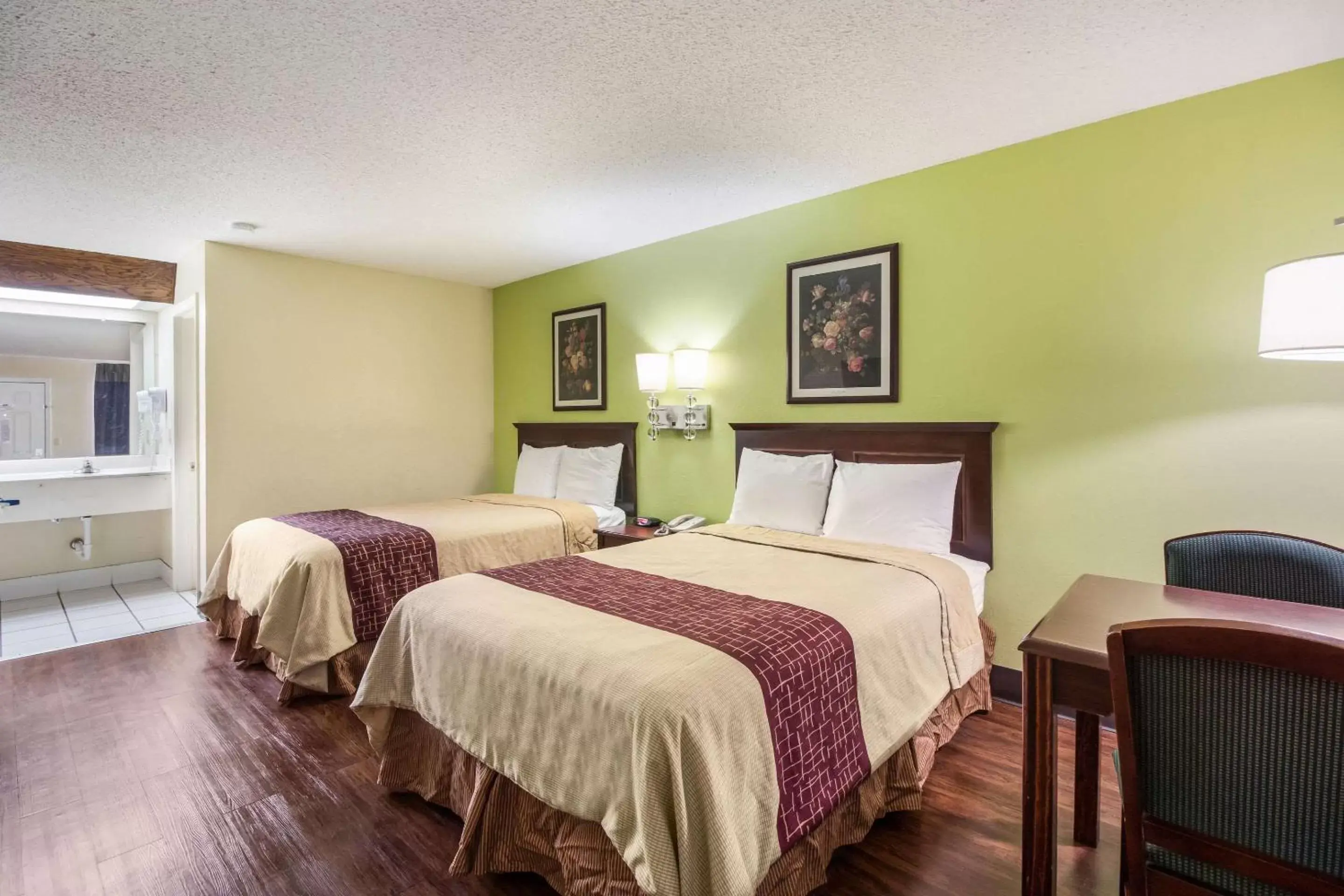 Photo of the whole room, Bed in Rodeway Inn