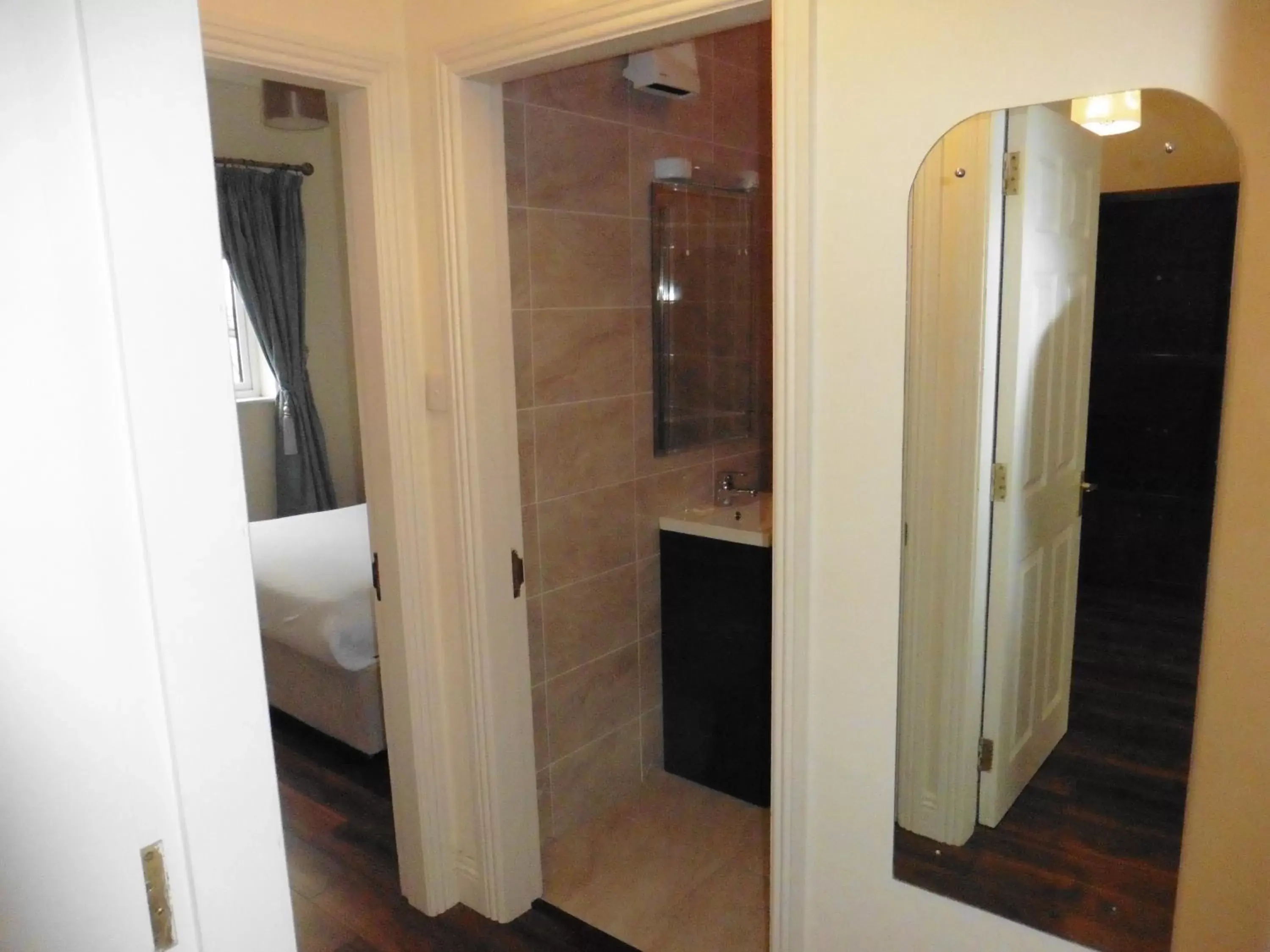 Area and facilities, Bathroom in St Bridget's Apartments
